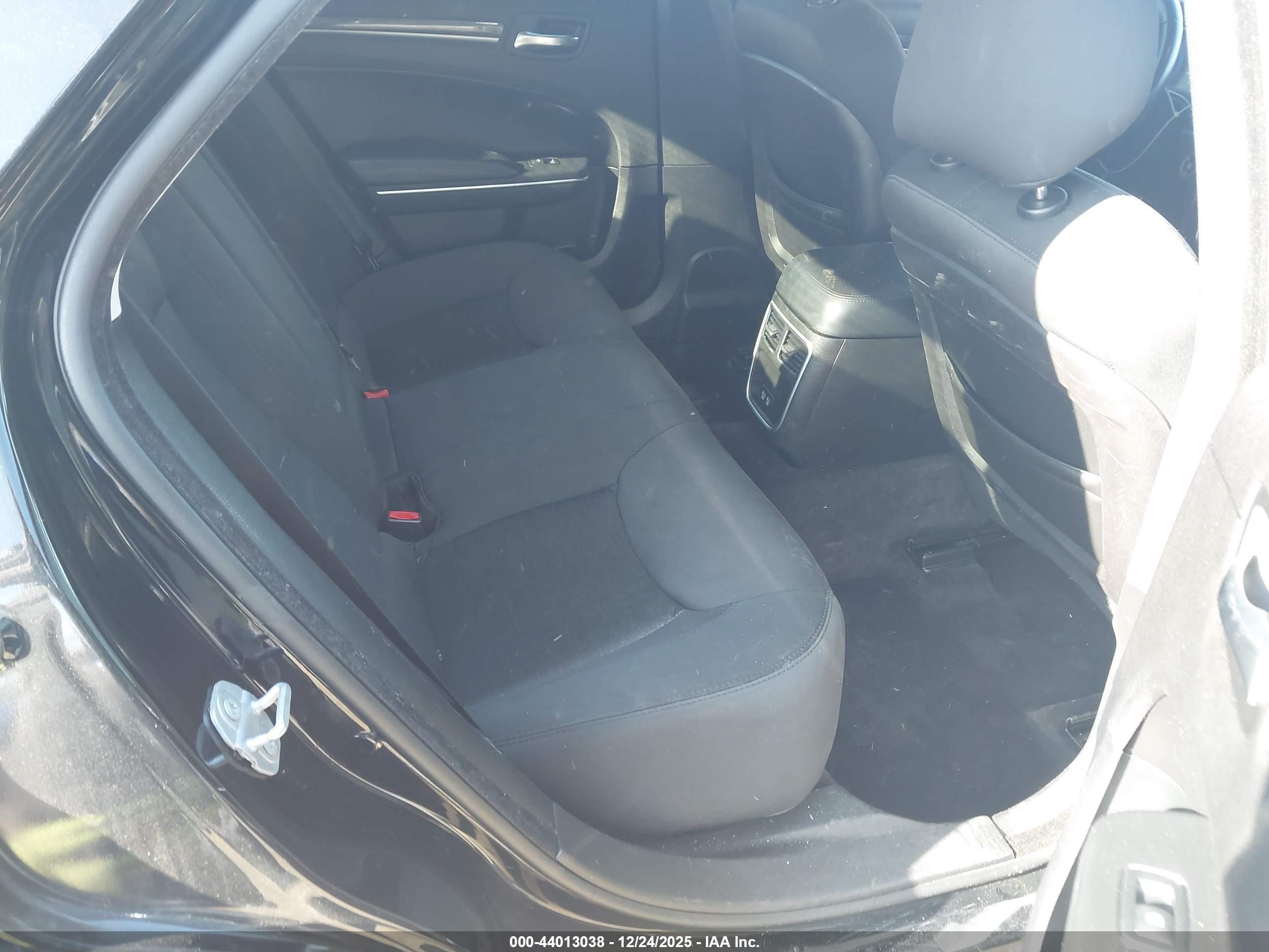 CHRYSLER 300 image 8