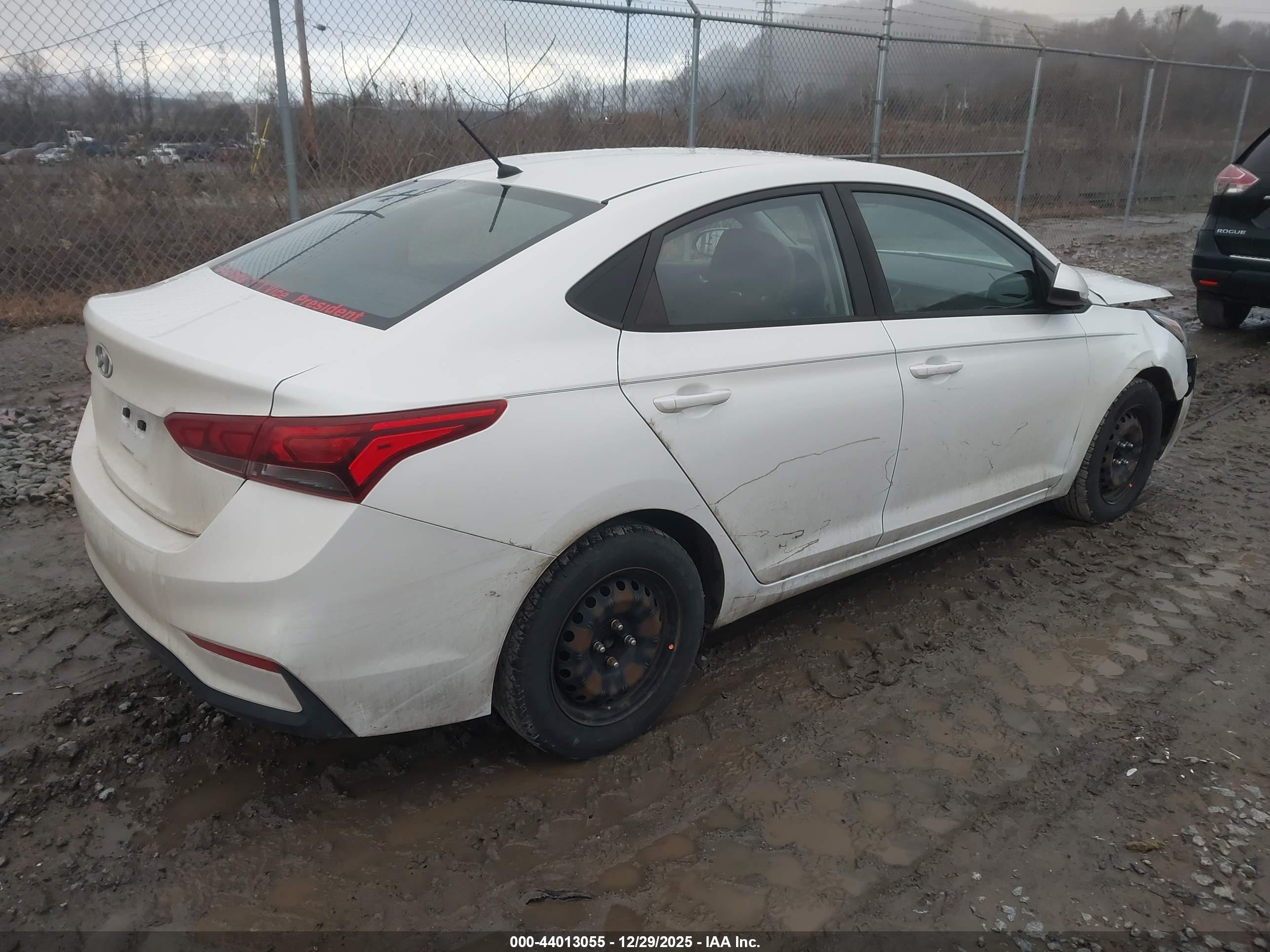 HYUNDAI ACCENT image 4
