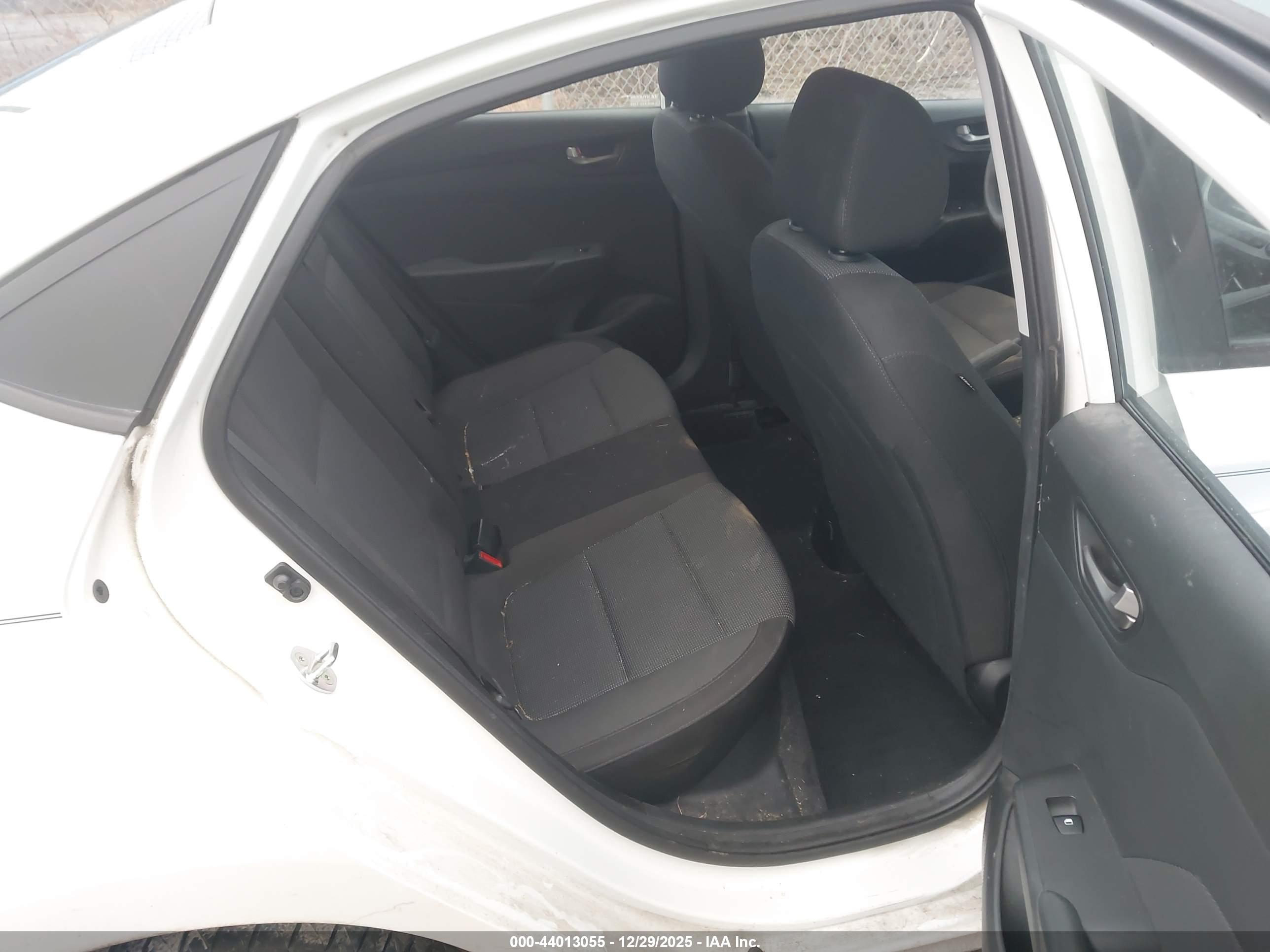HYUNDAI ACCENT image 8