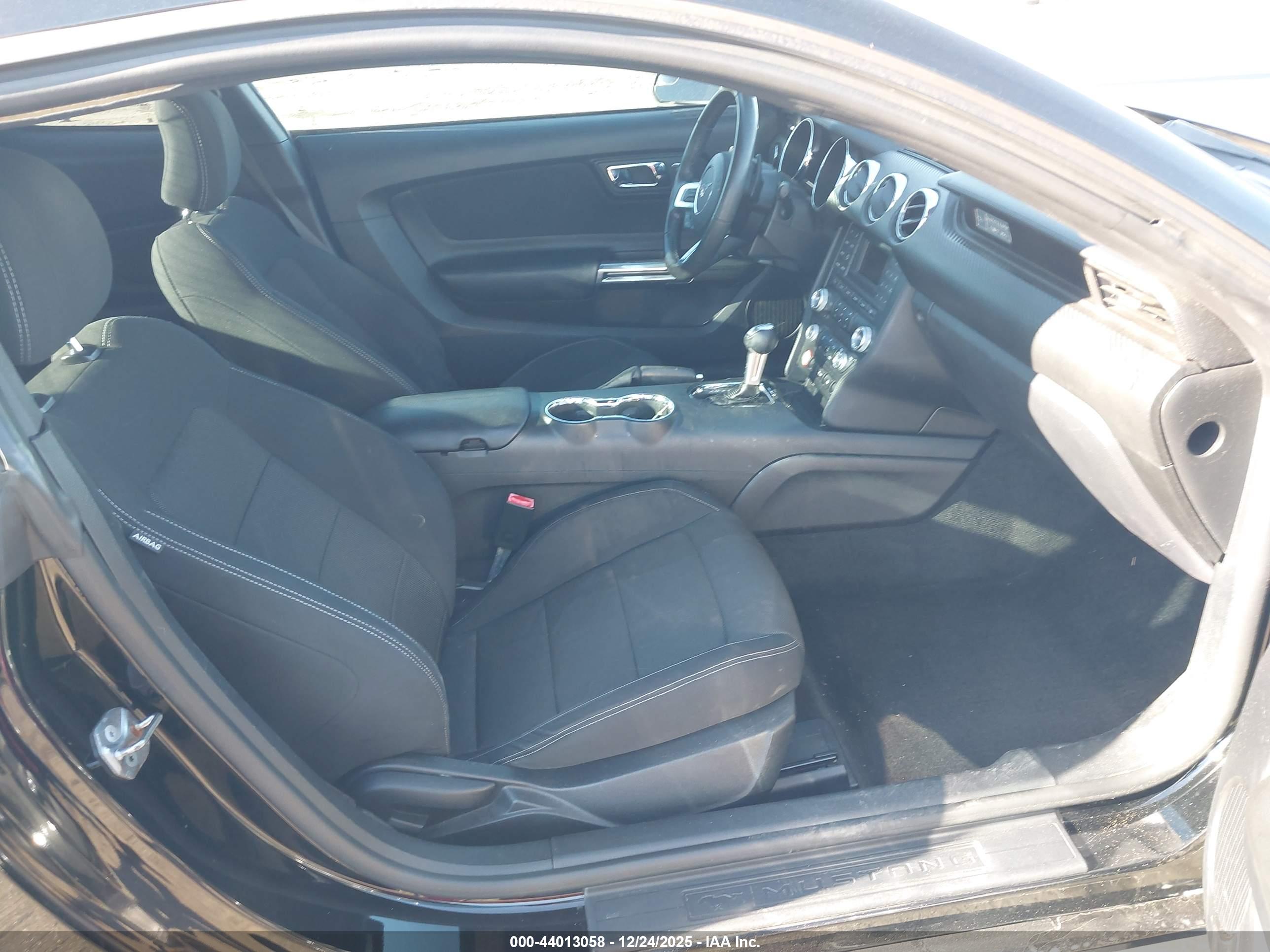 FORD MUSTANG image 5