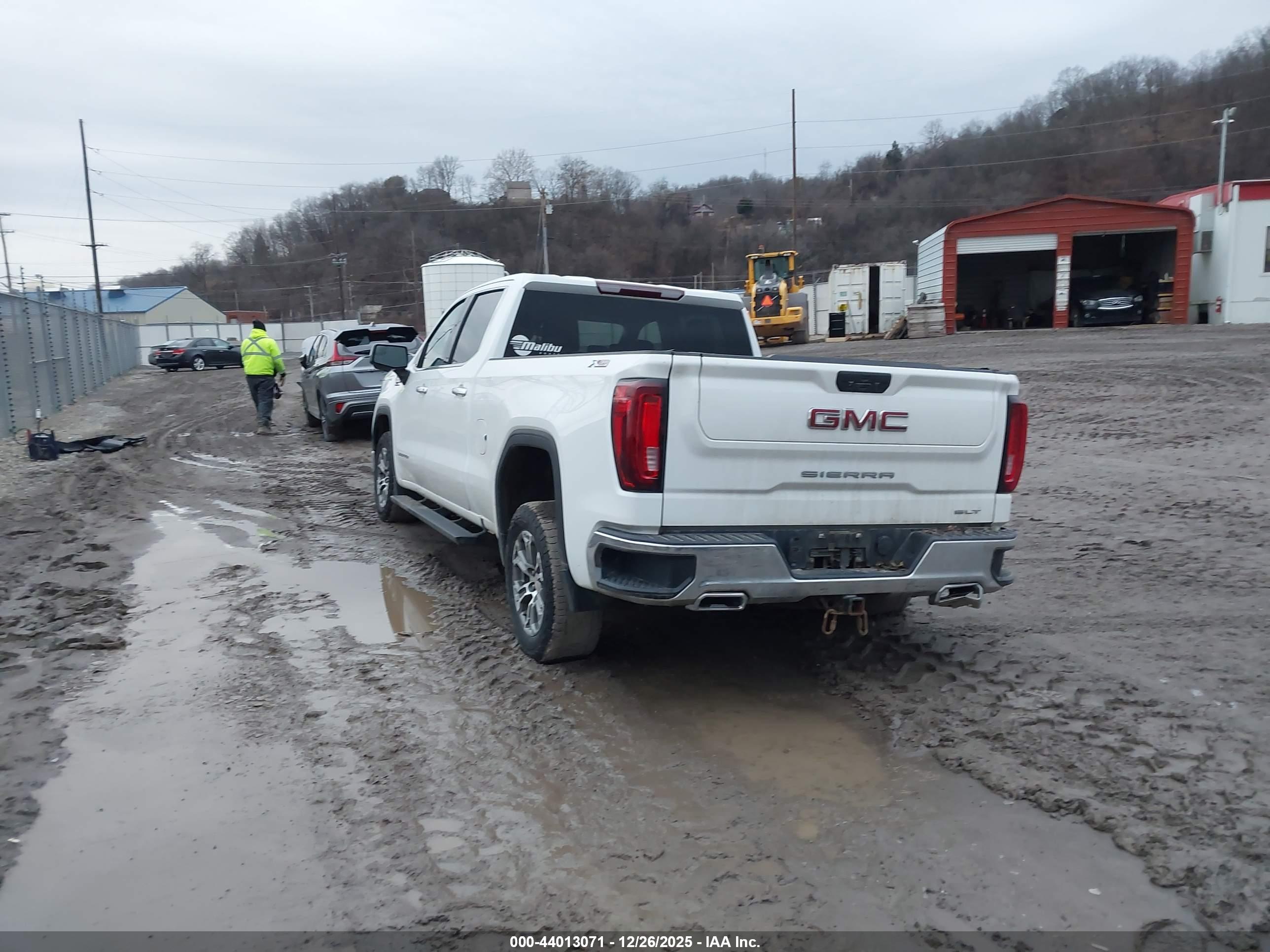 GMC SIERRA image 3