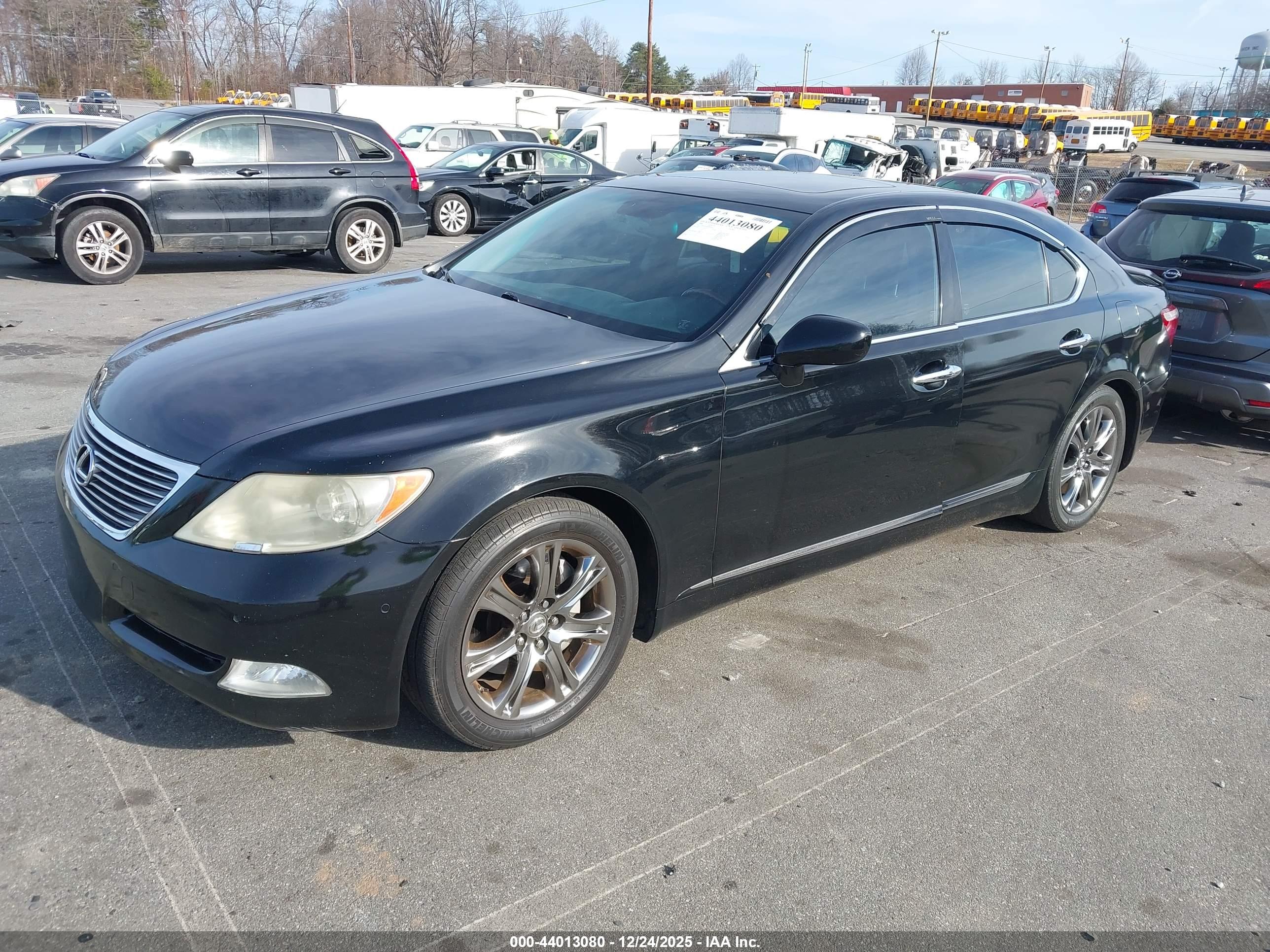 LEXUS LS image 2