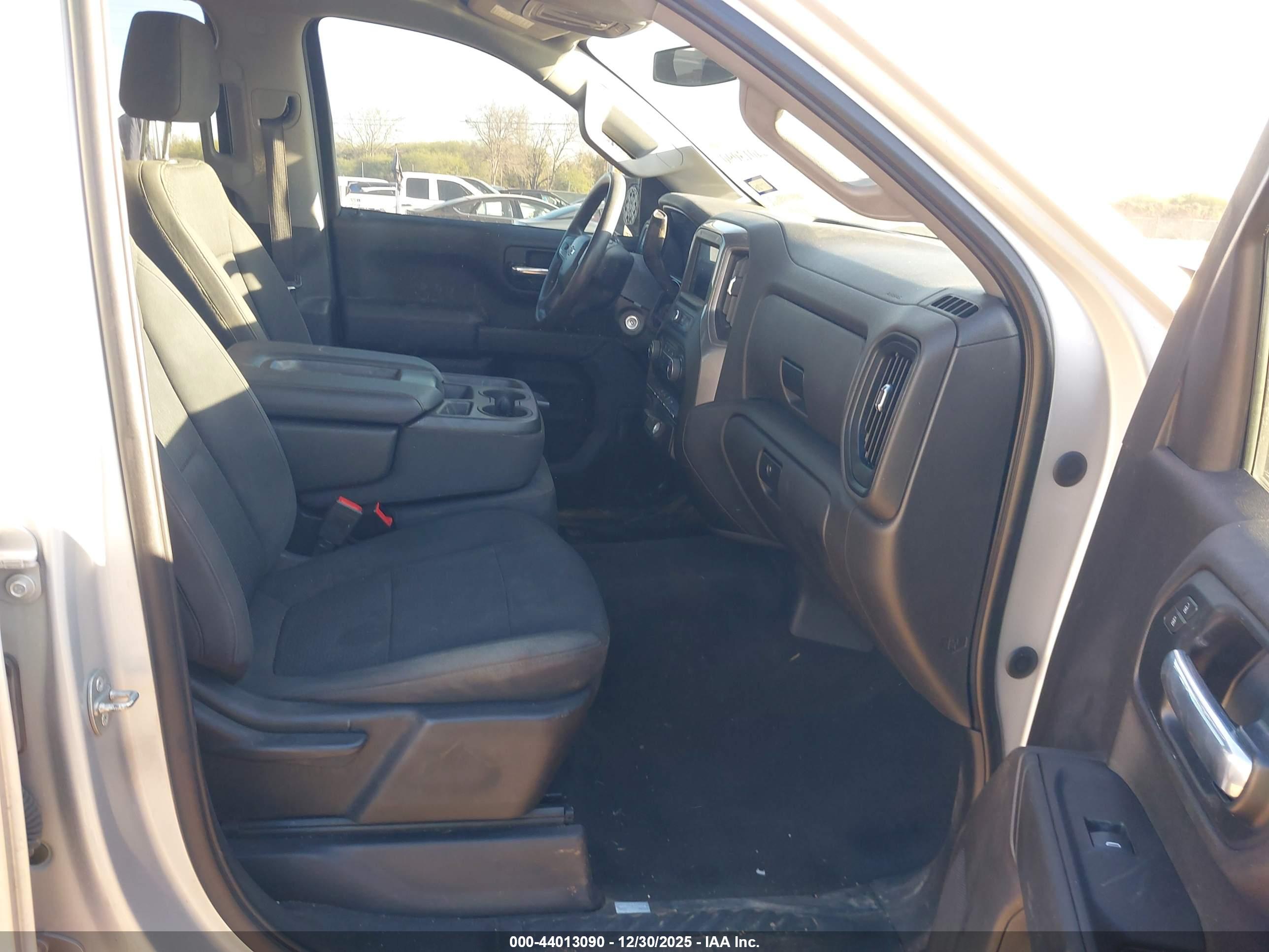 CHEVROLET SILVERADO image 5