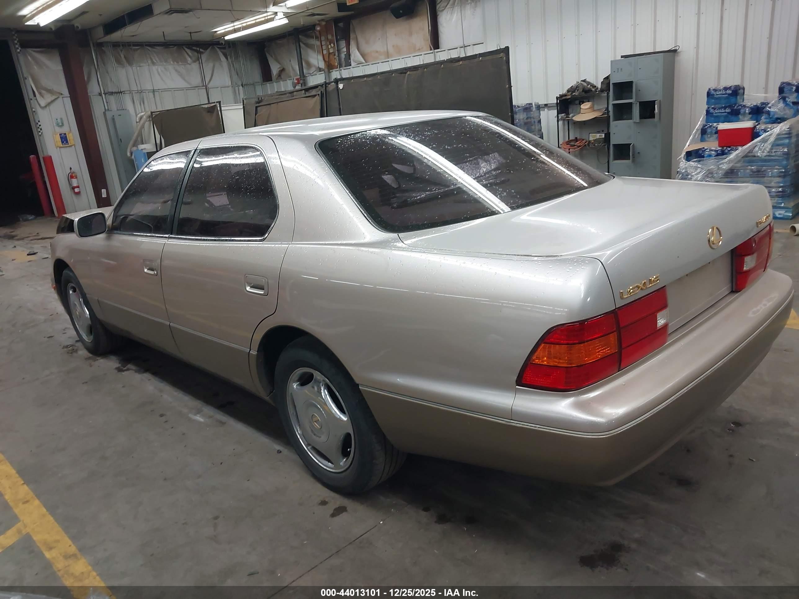 LEXUS LS image 3