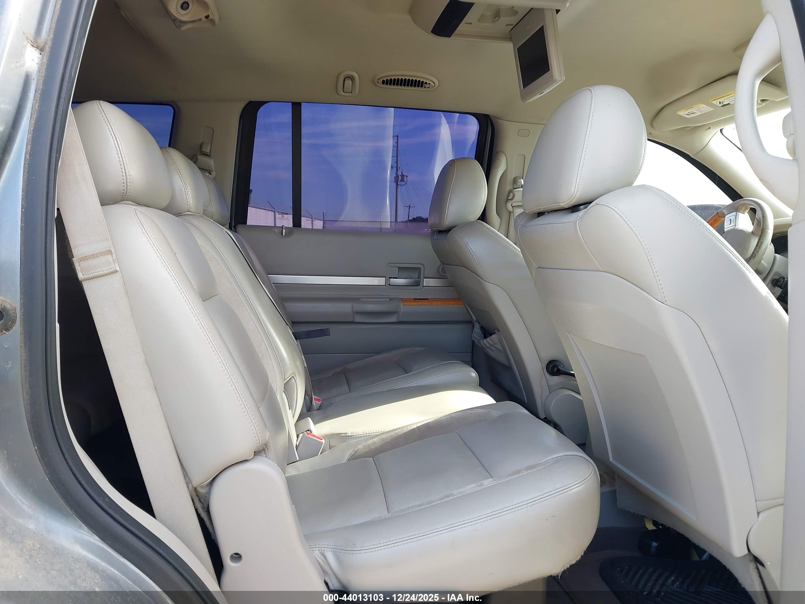 CHRYSLER ASPEN image 8