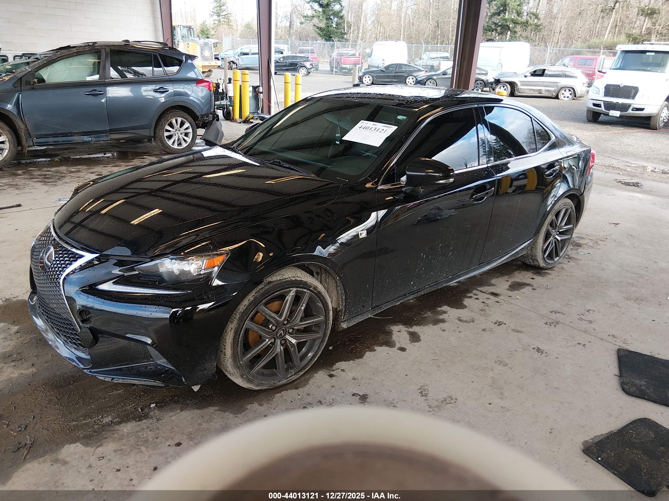 LEXUS IS image 2