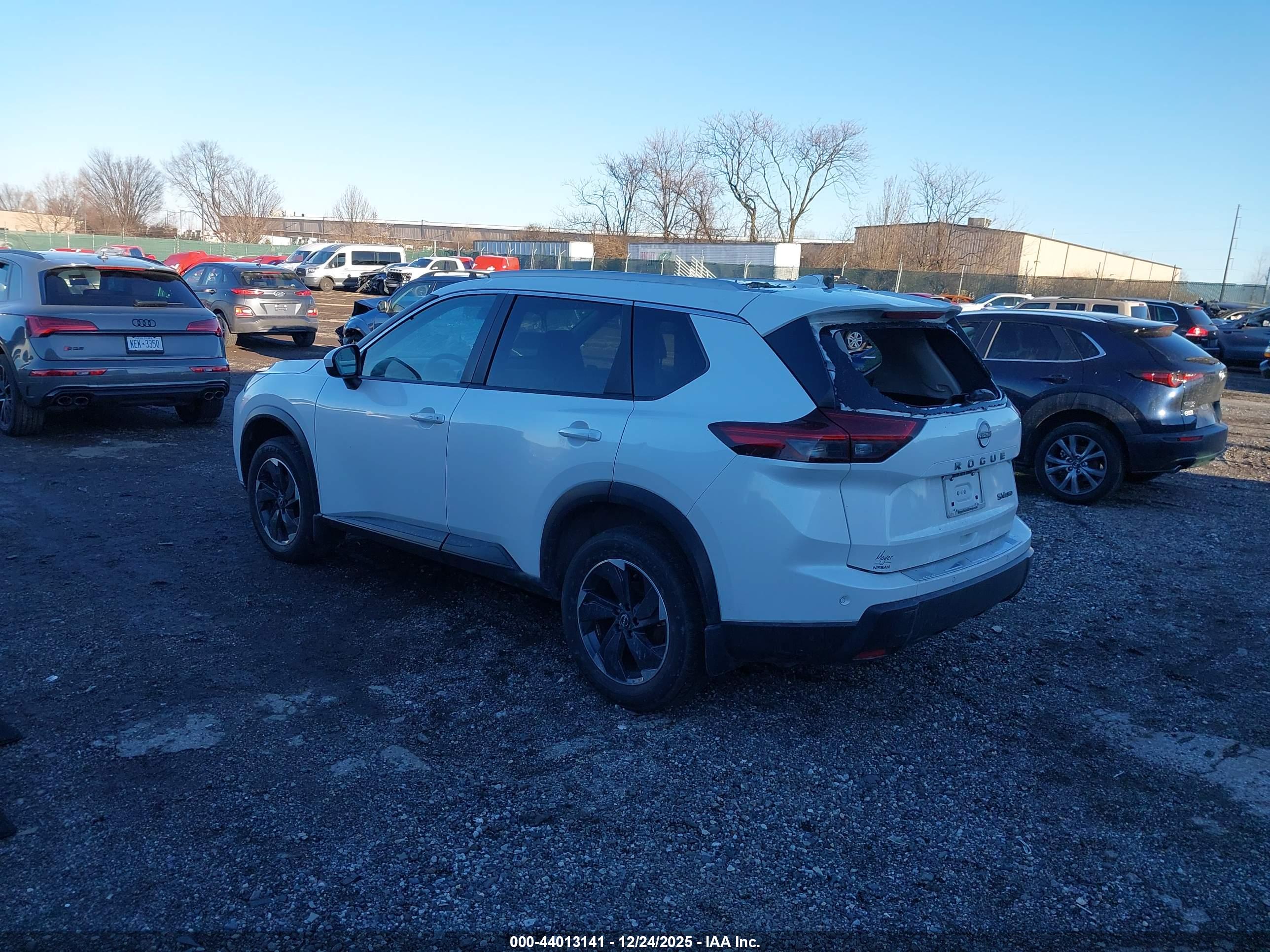 NISSAN ROGUE image 3