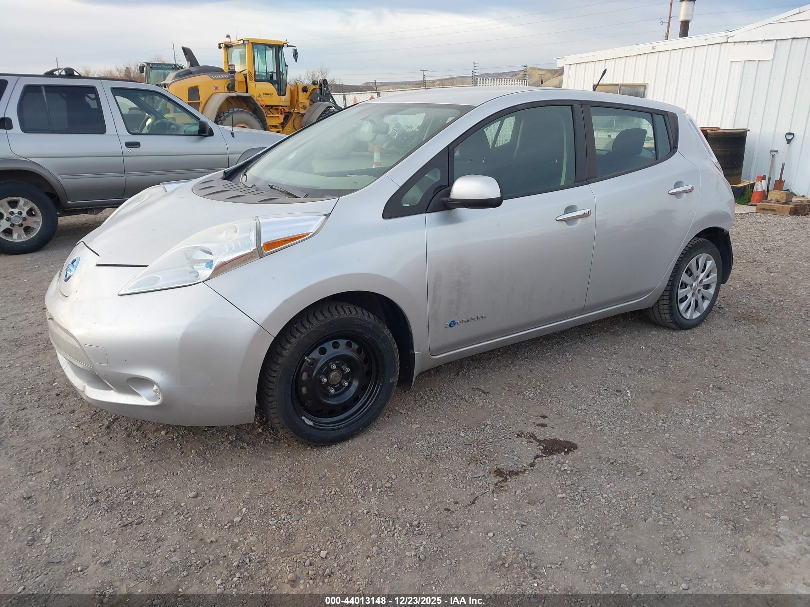 NISSAN LEAF image 2