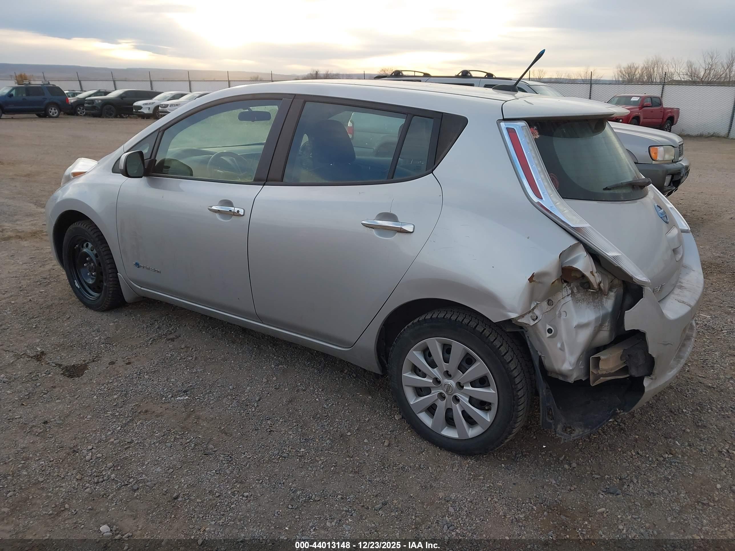 NISSAN LEAF image 3