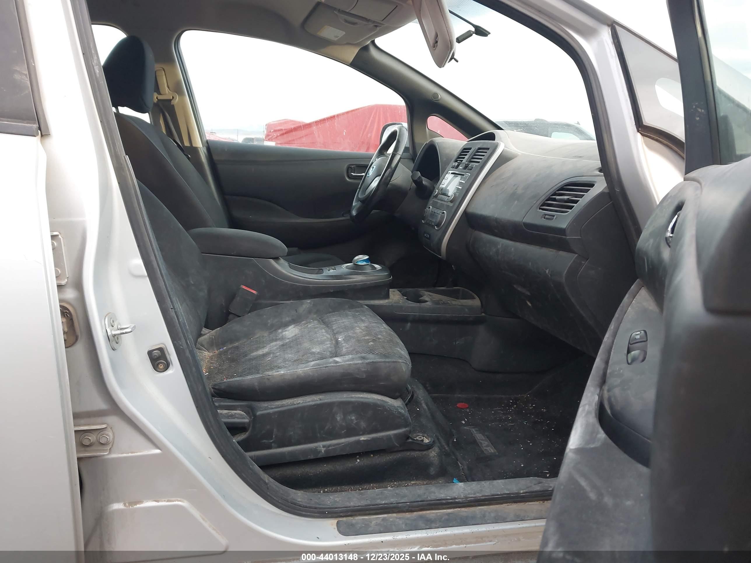 NISSAN LEAF image 5