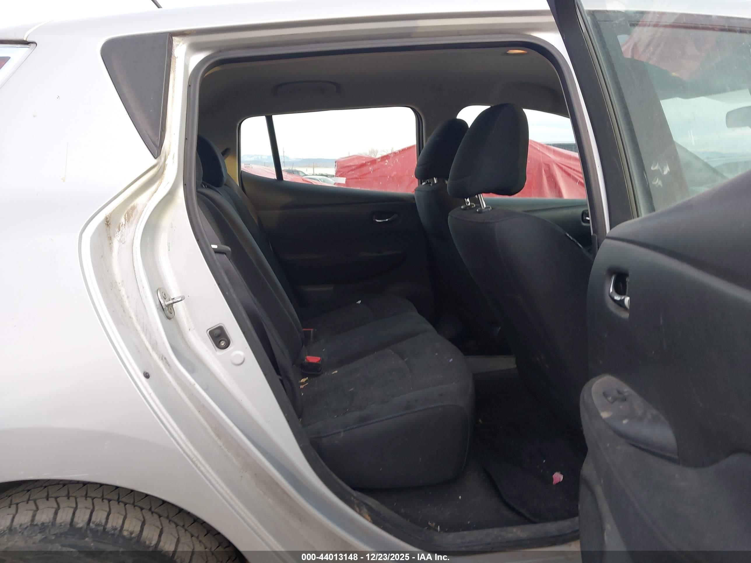 NISSAN LEAF image 8