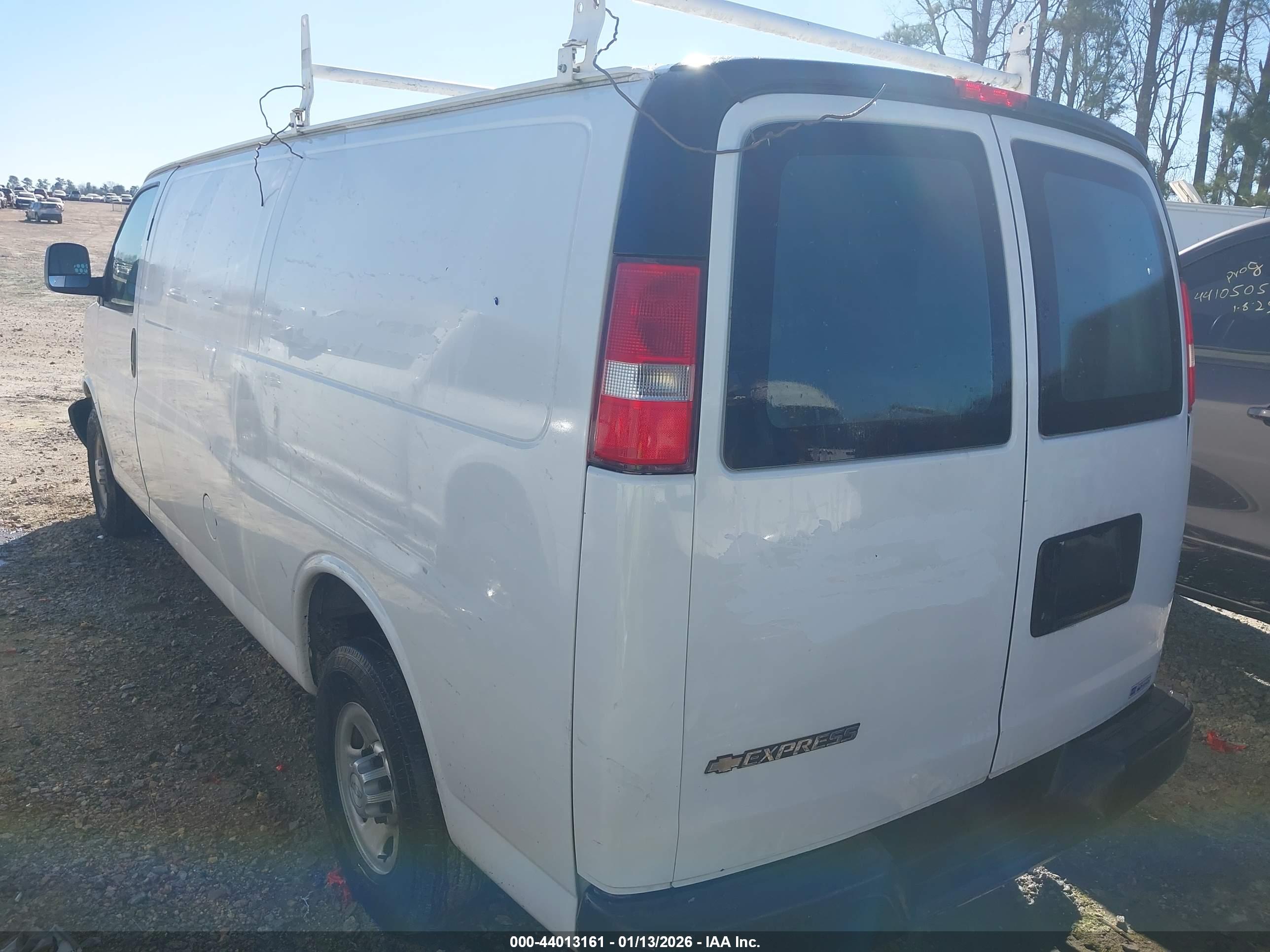 CHEVROLET EXPRESS image 3