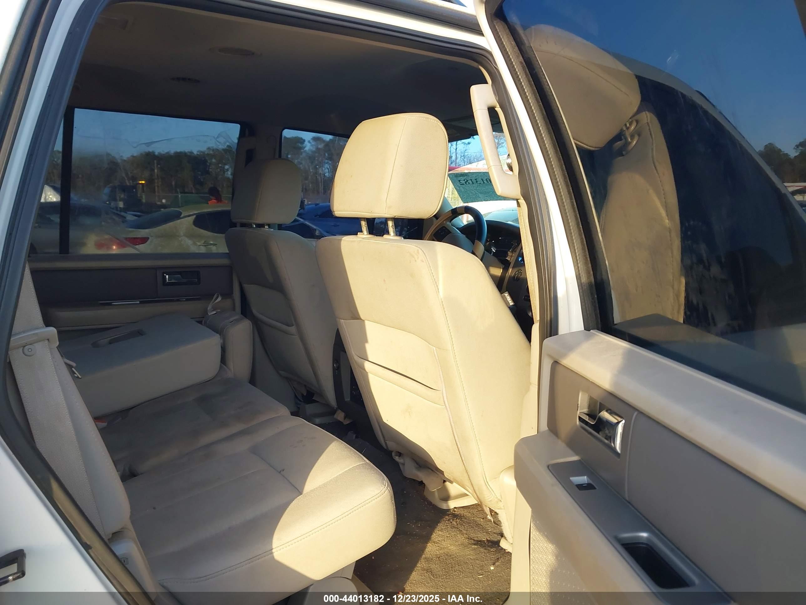 FORD EXPEDITION image 8