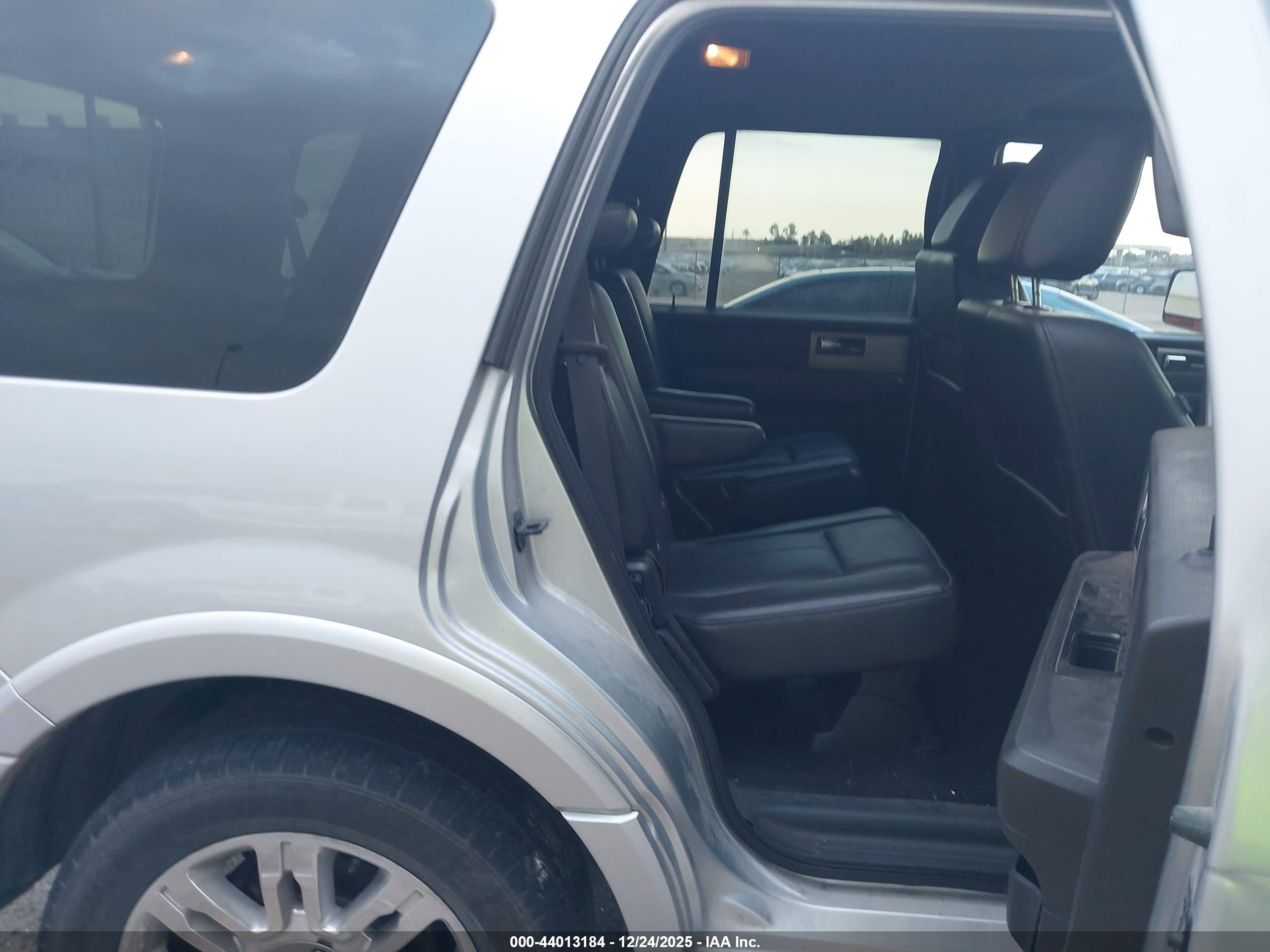 FORD EXPEDITION image 8