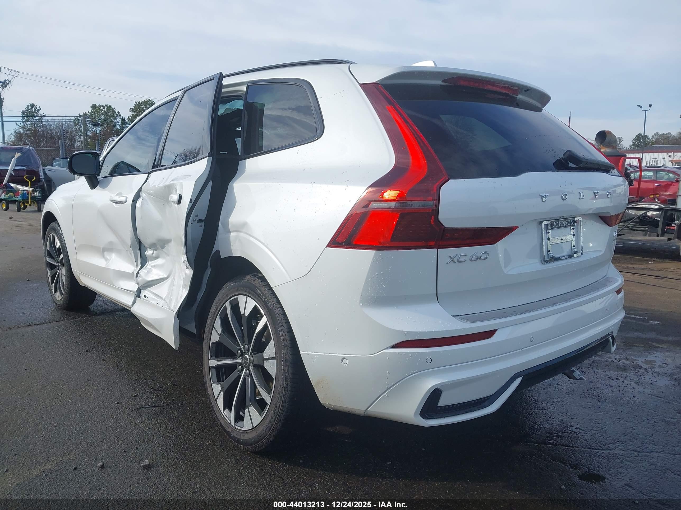 VOLVO XC60 image 3
