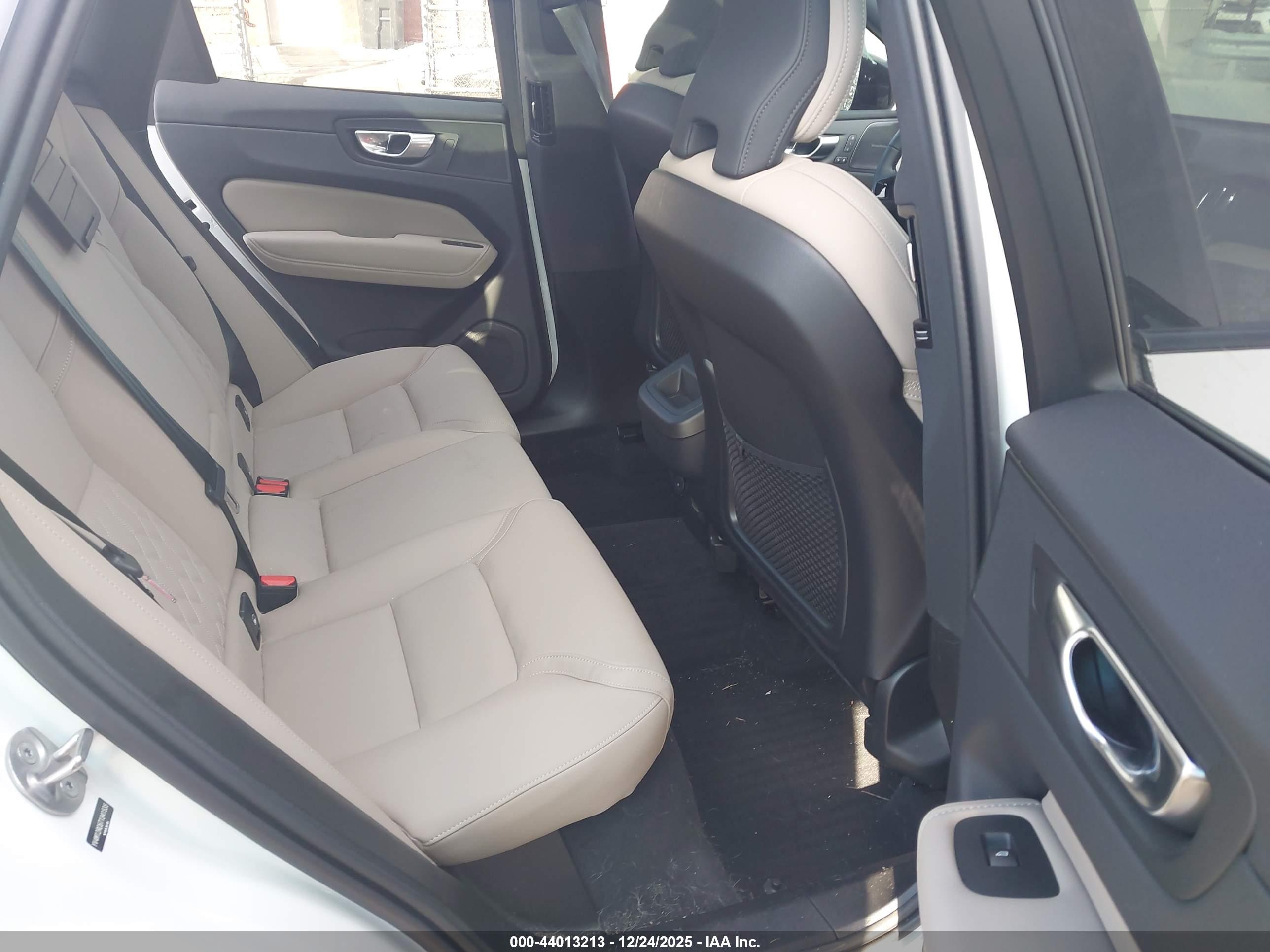 VOLVO XC60 image 8