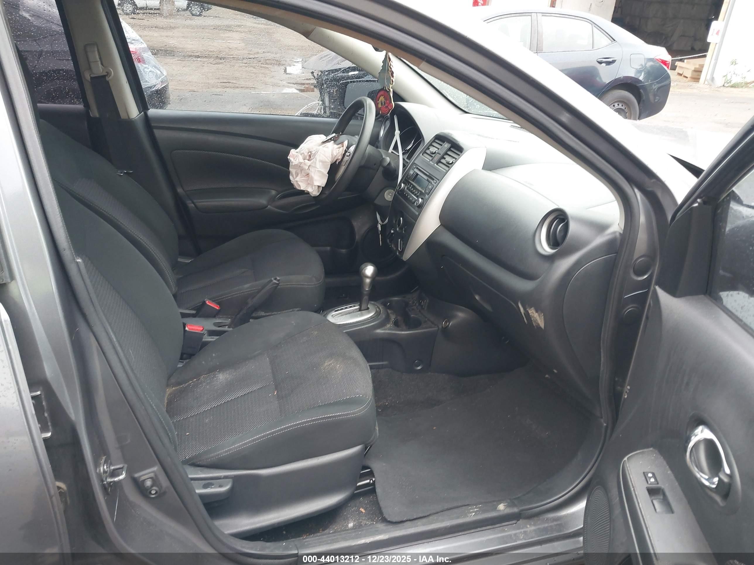 NISSAN VERSA image 5