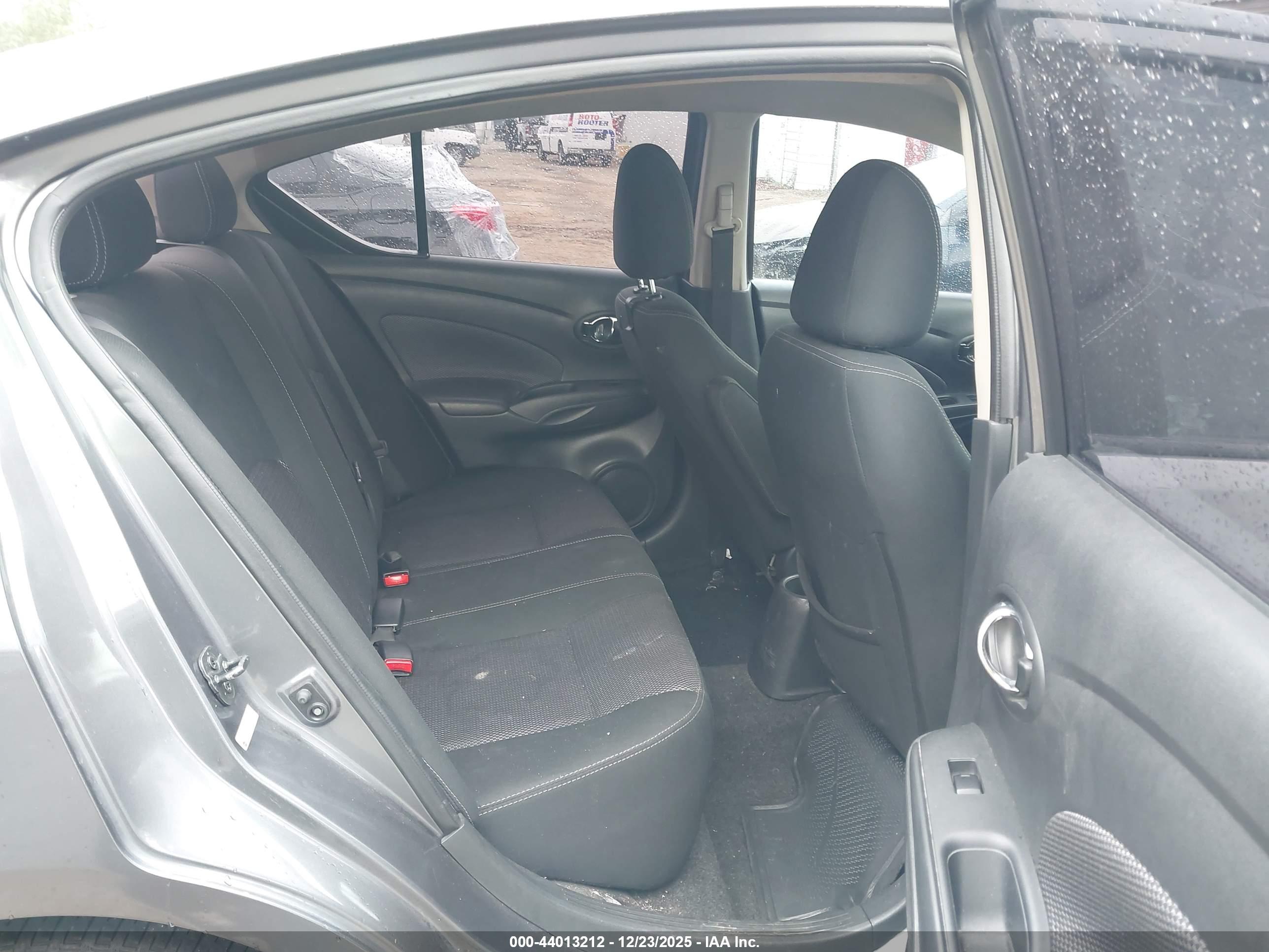 NISSAN VERSA image 8