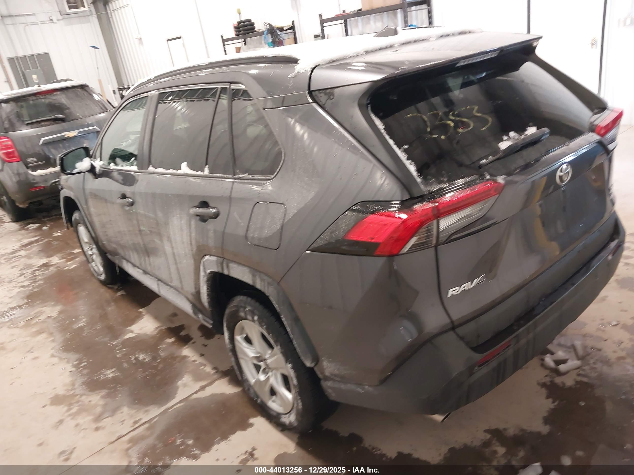 TOYOTA RAV4 image 3