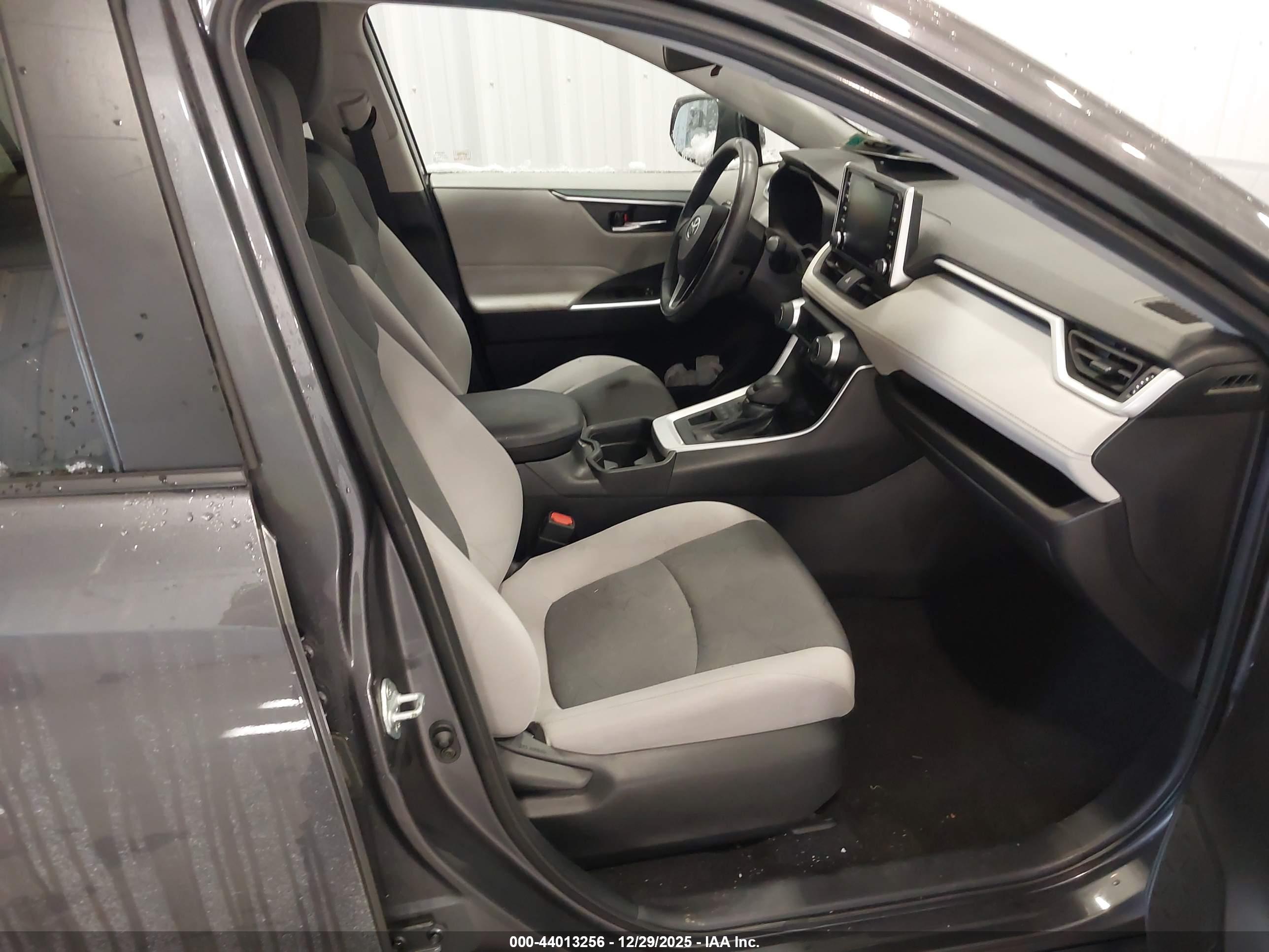 TOYOTA RAV4 image 5