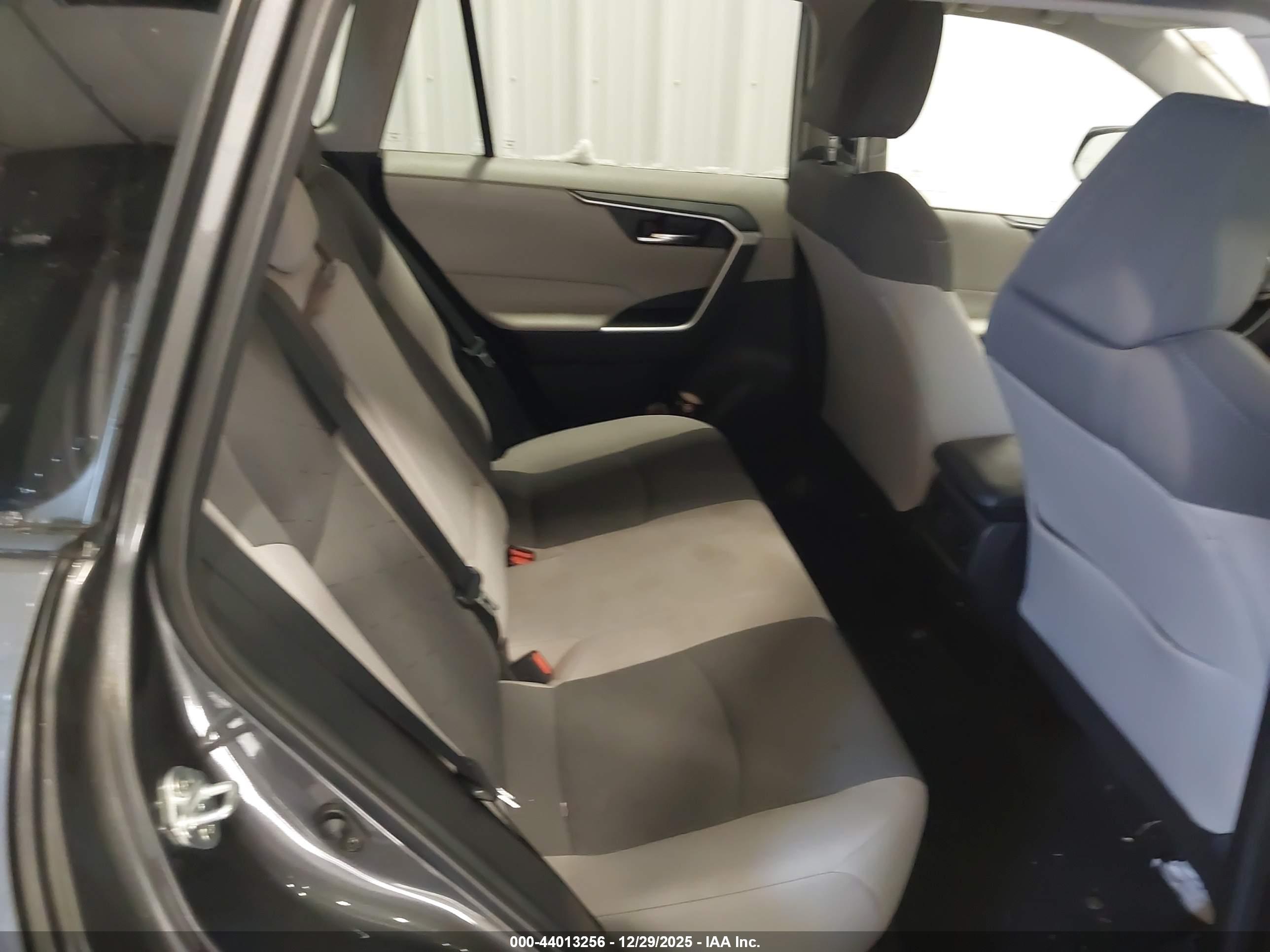 TOYOTA RAV4 image 8