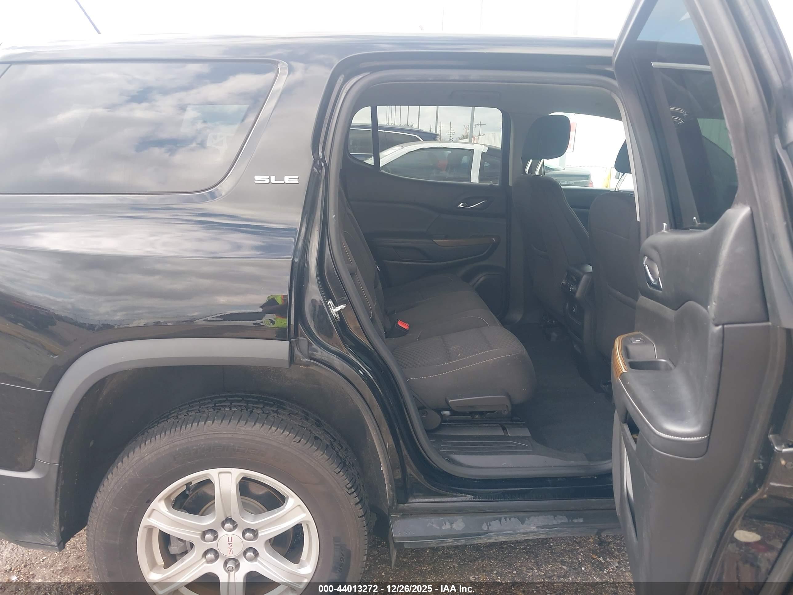 GMC ACADIA image 8