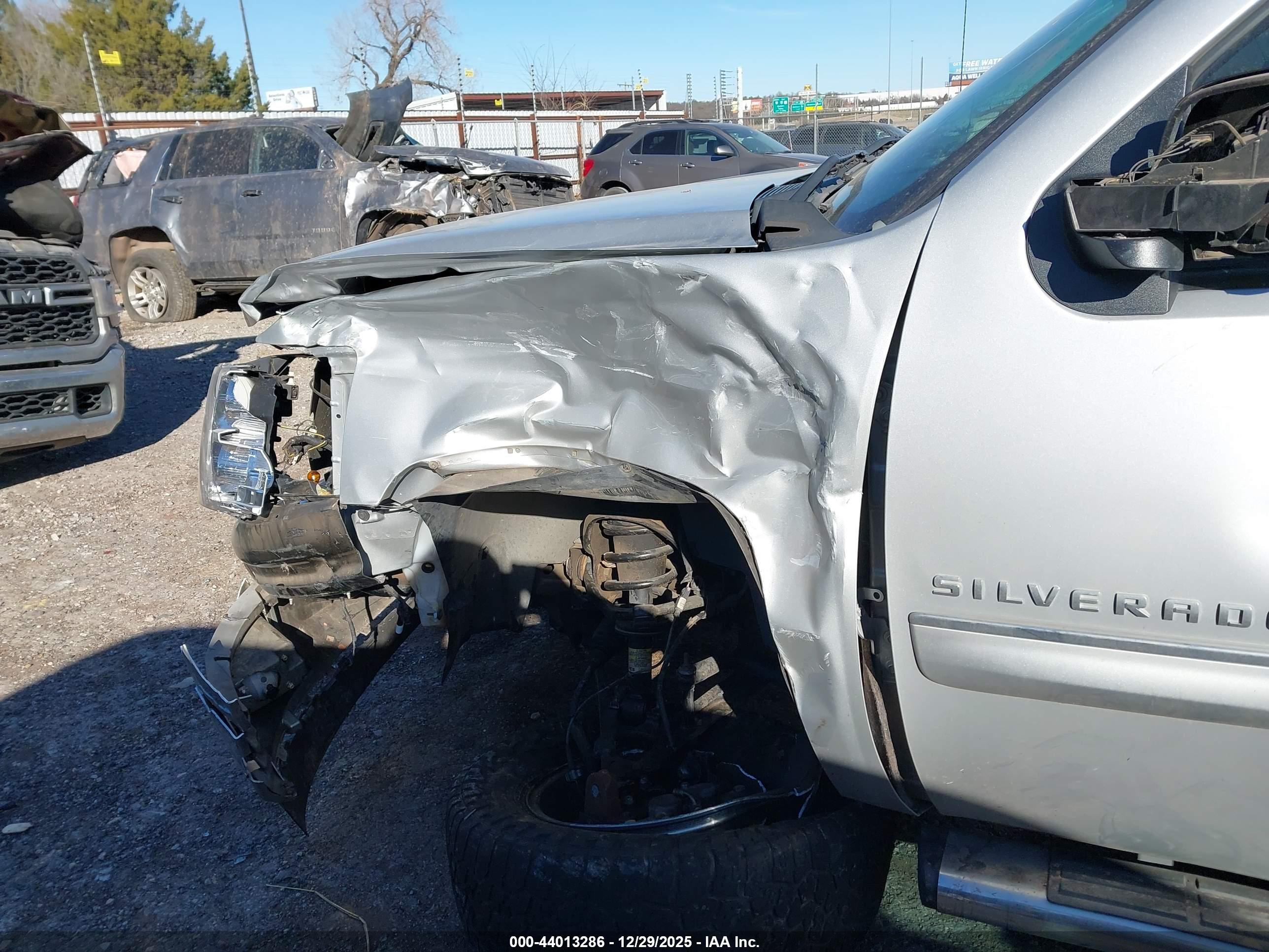 CHEVROLET SILVERADO image 6
