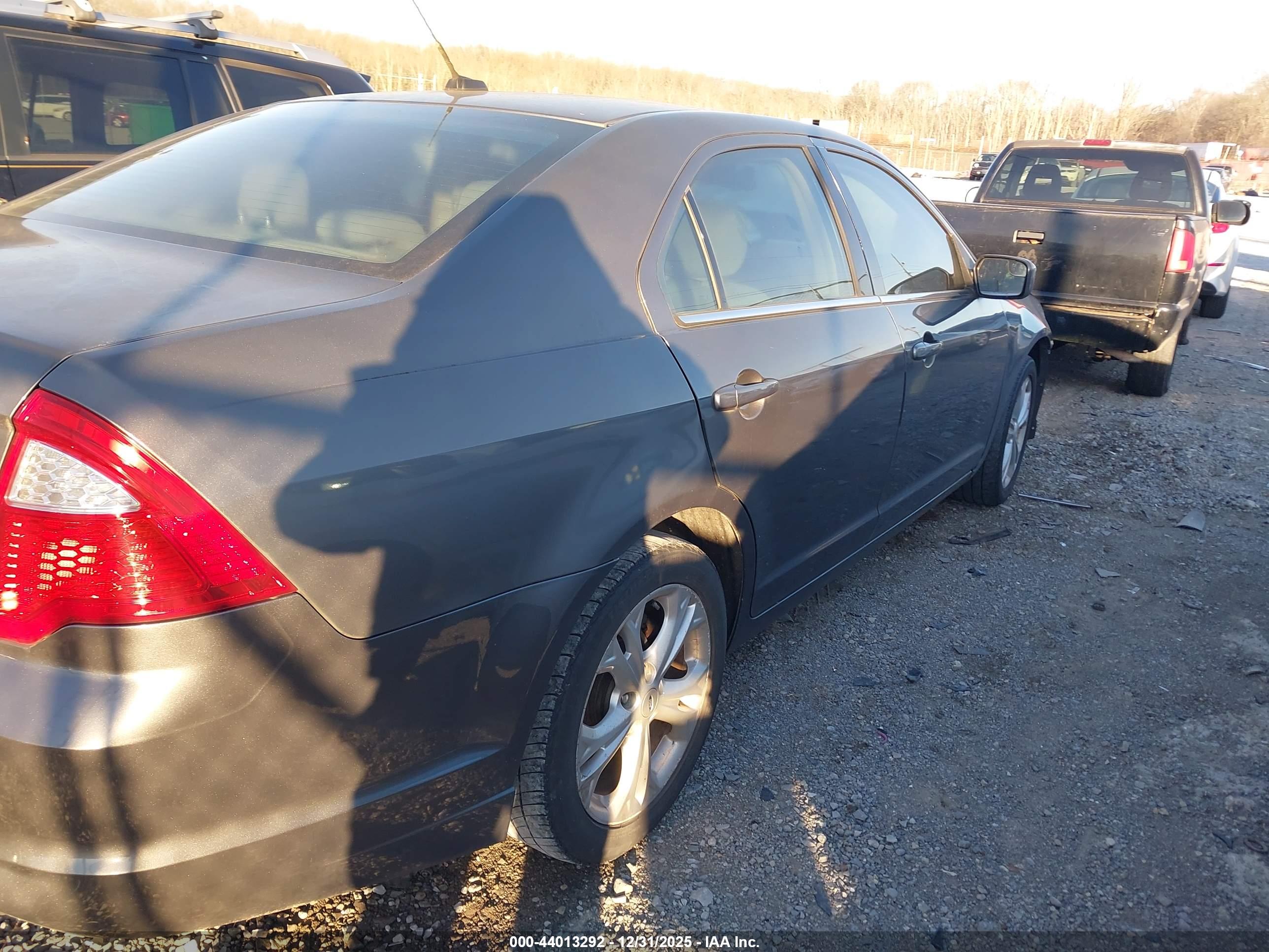 FORD FUSION image 4