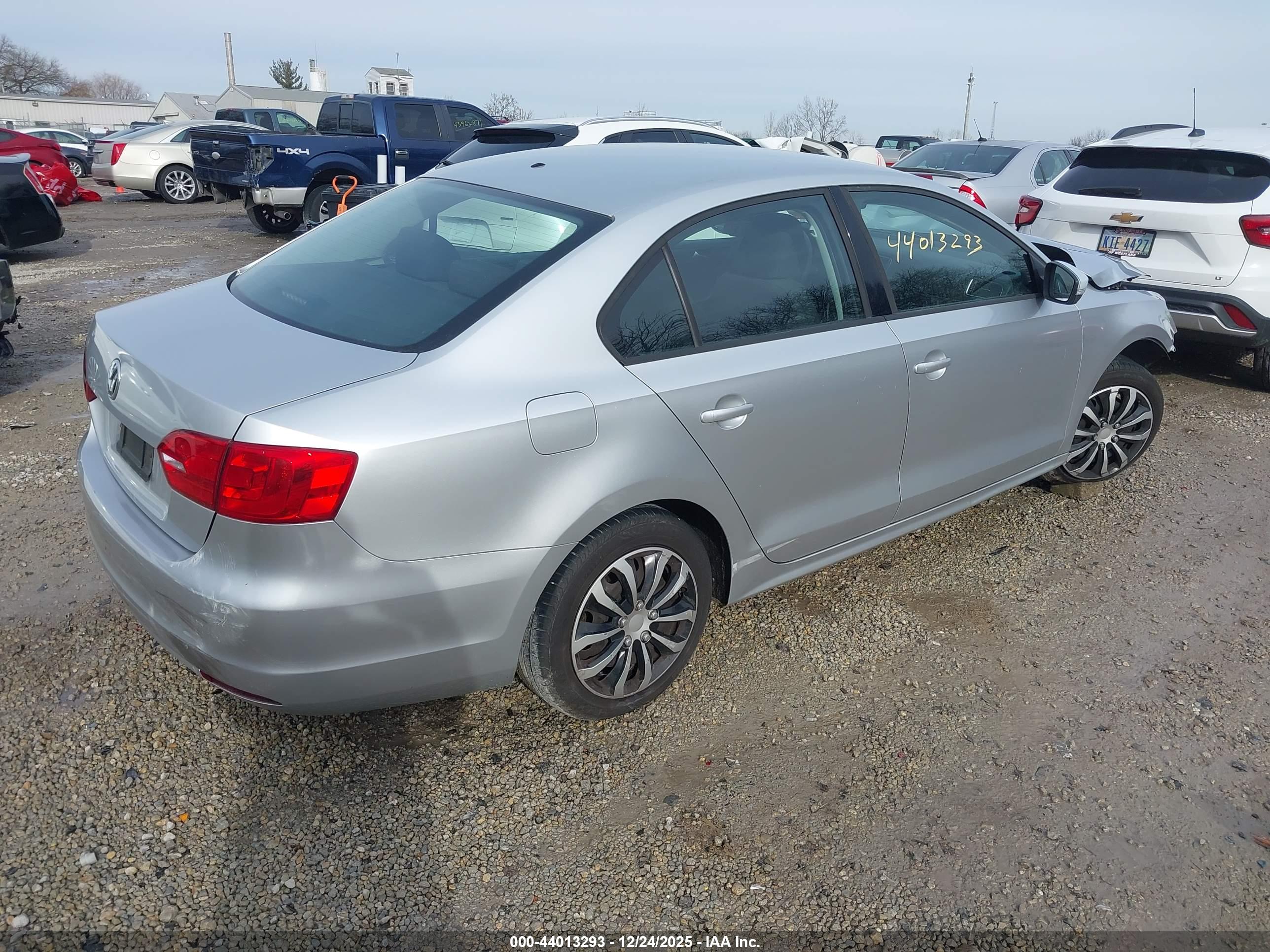 VOLKSWAGEN JETTA image 4