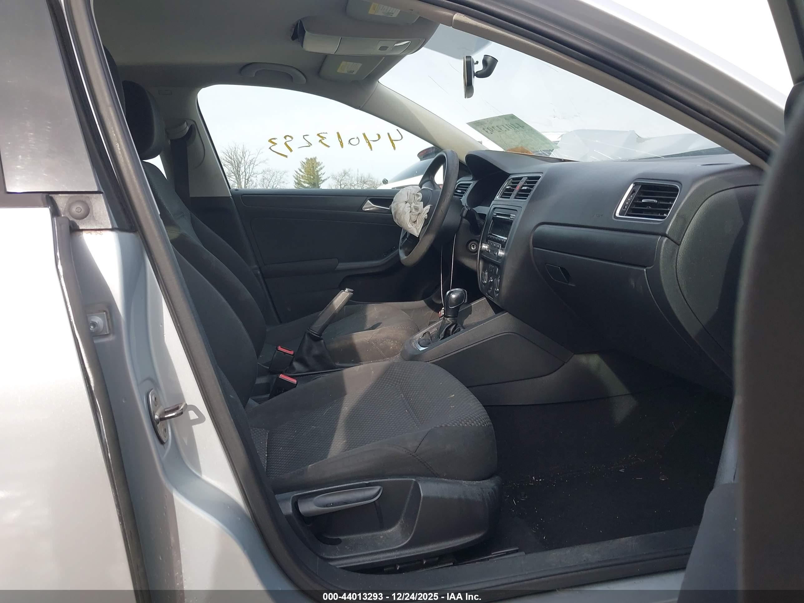 VOLKSWAGEN JETTA image 5