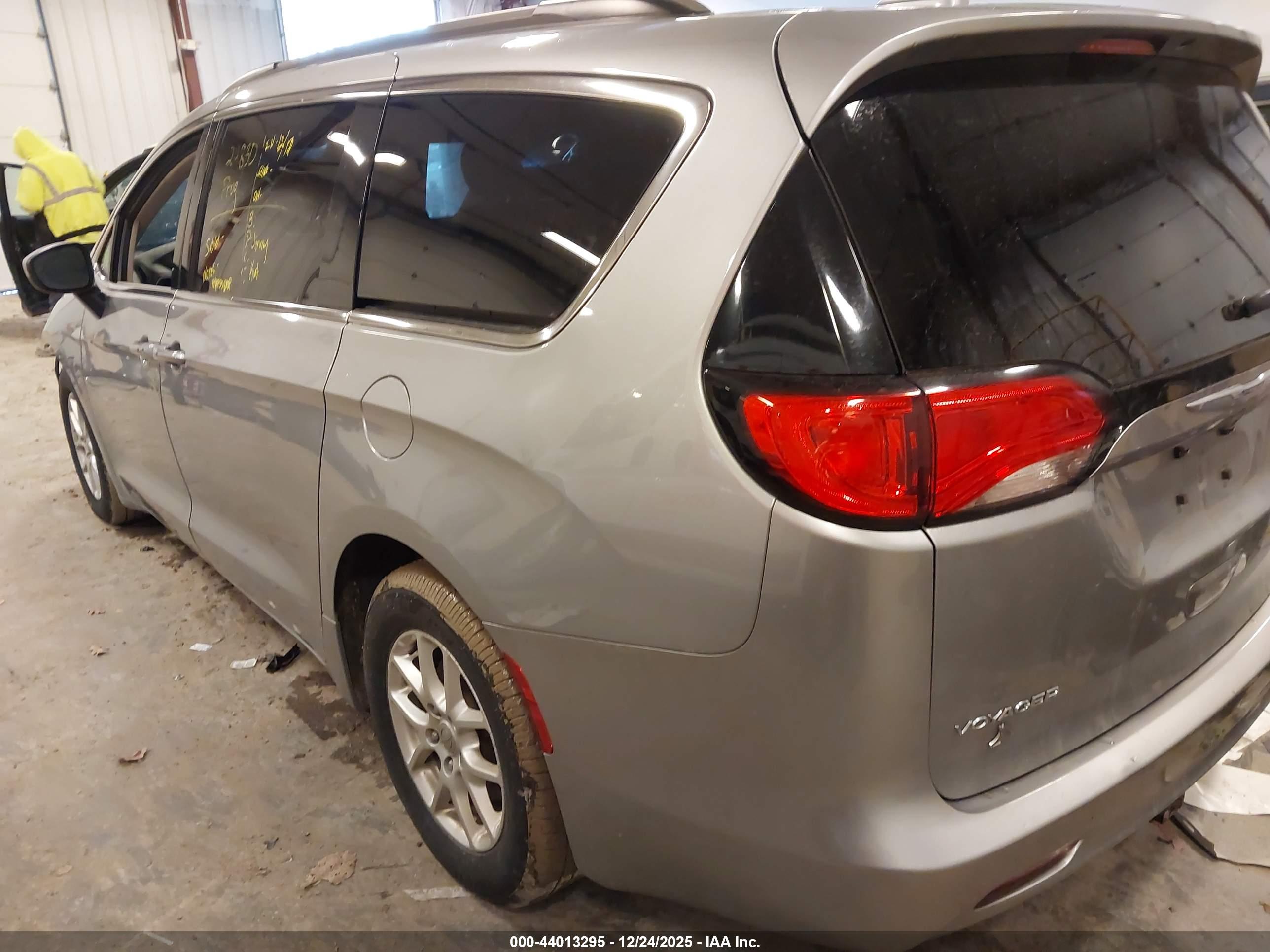 CHRYSLER VOYAGER image 3