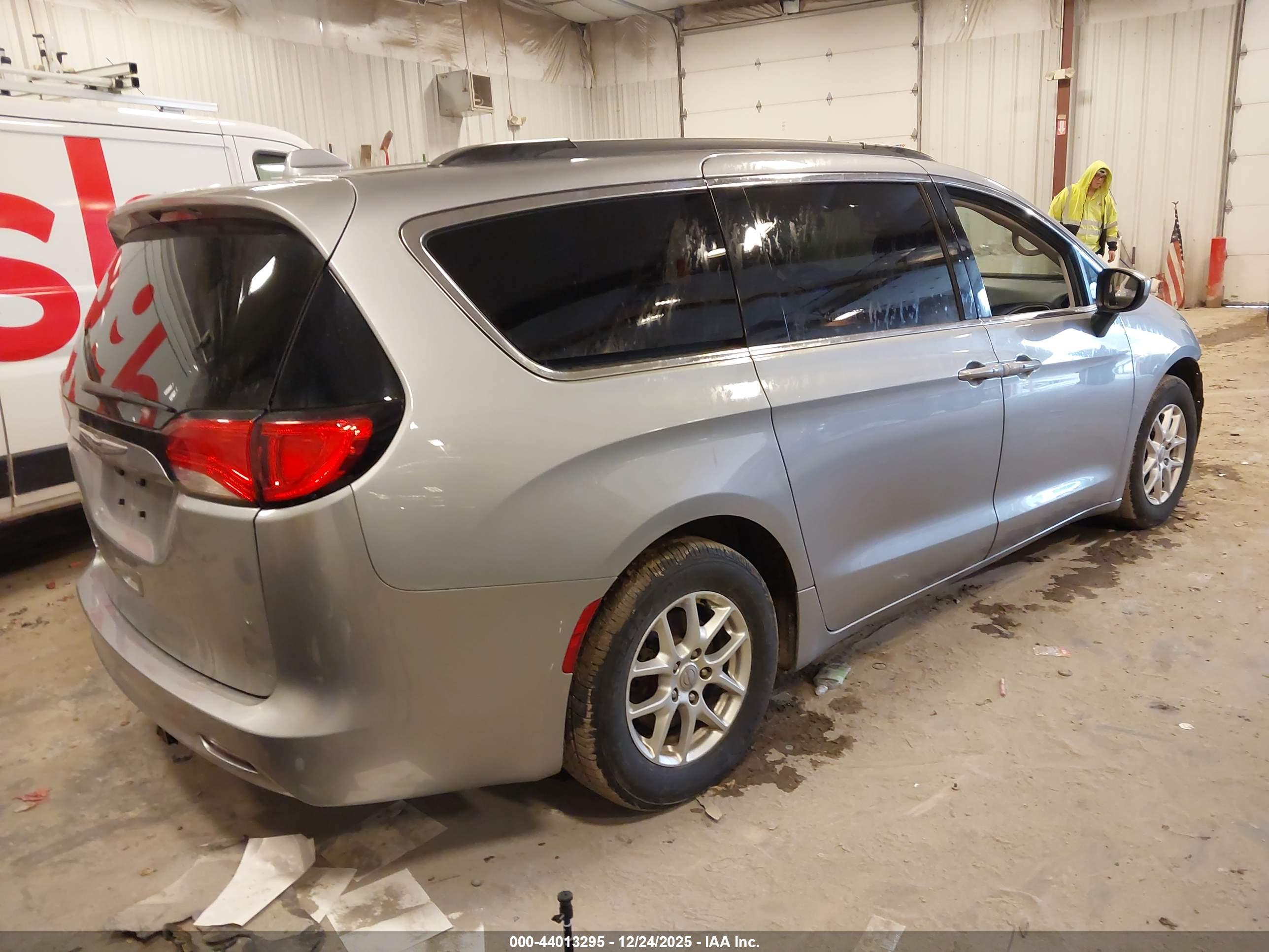 CHRYSLER VOYAGER image 4
