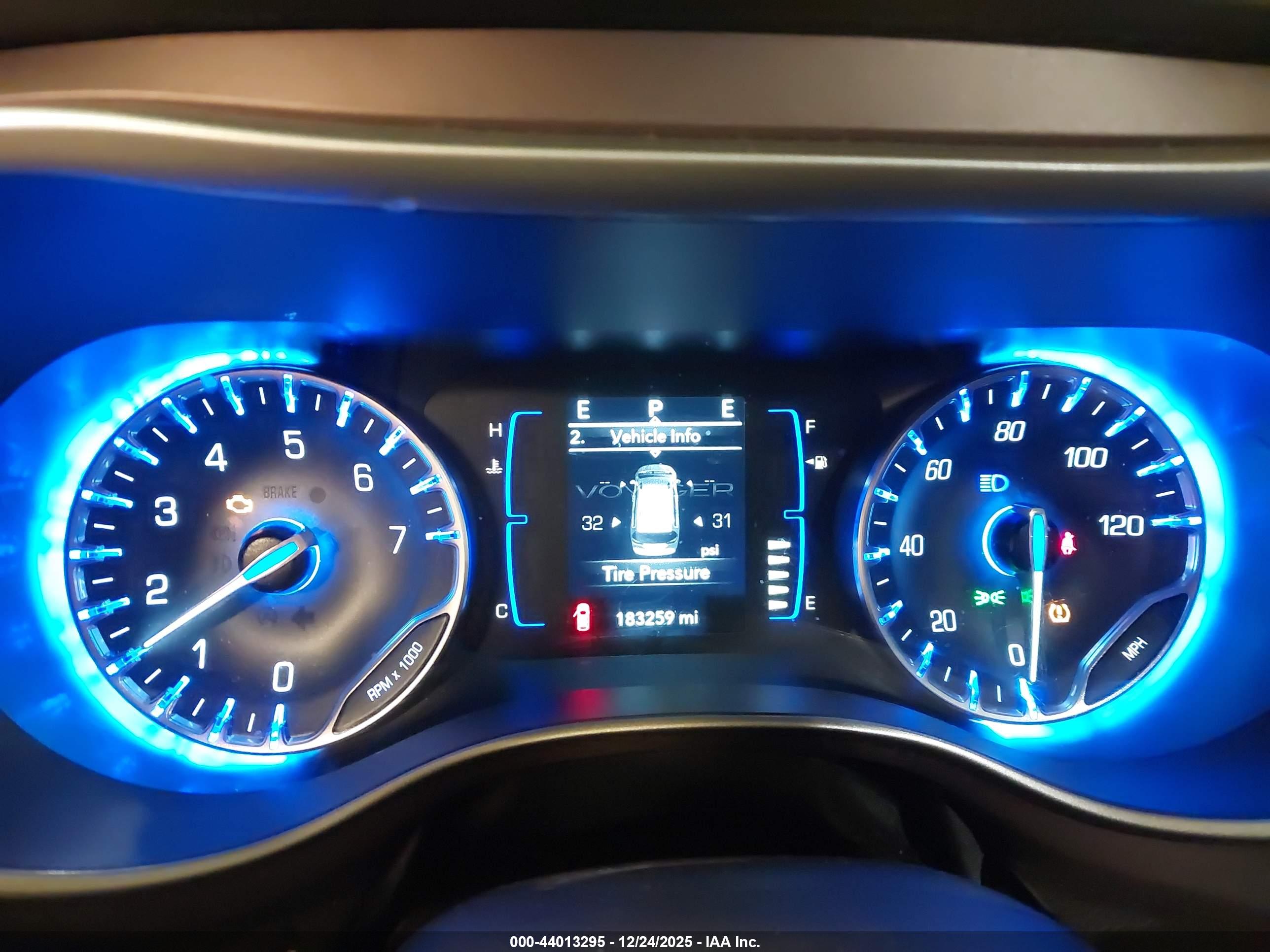 CHRYSLER VOYAGER image 7