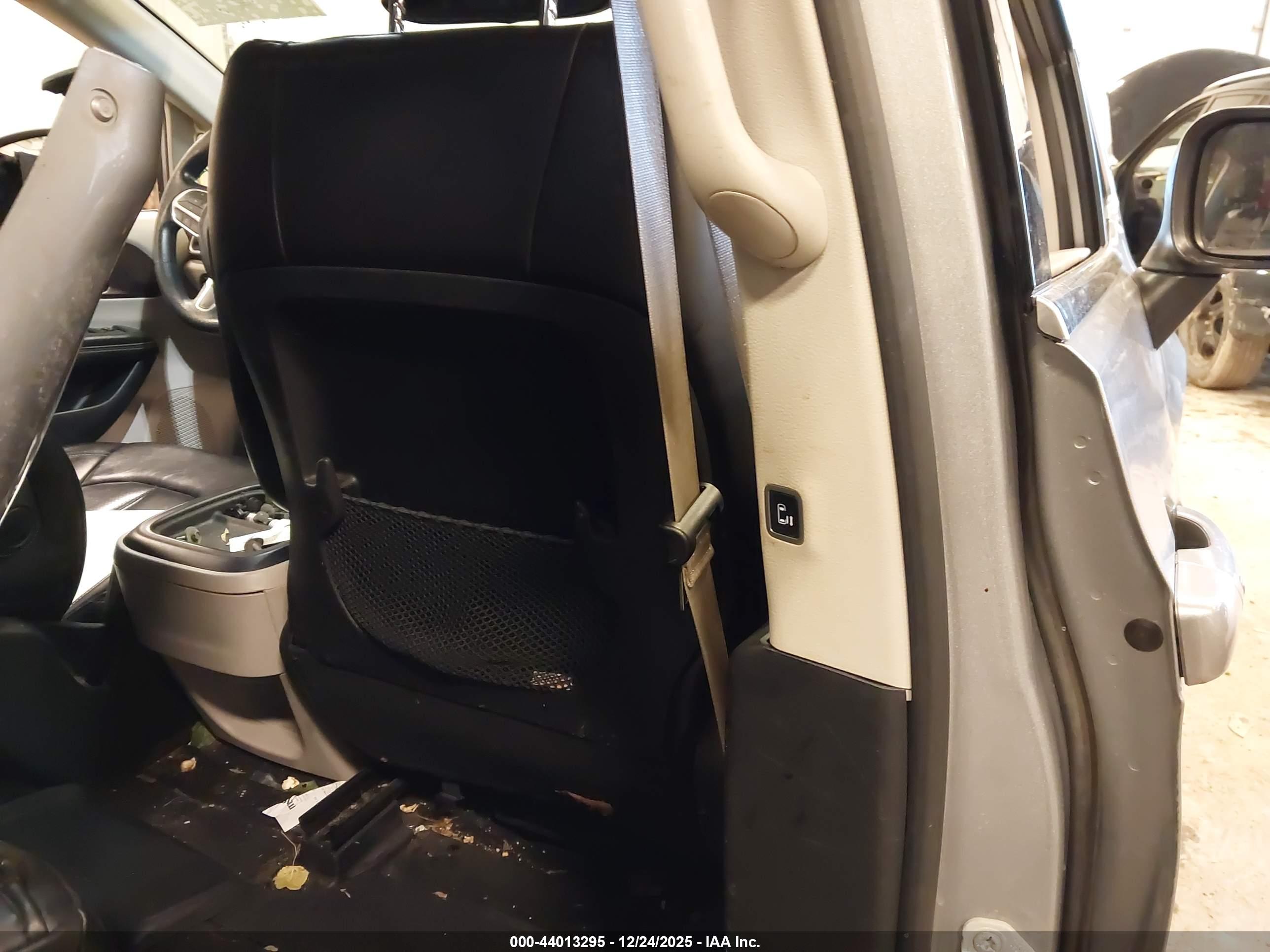 CHRYSLER VOYAGER image 8