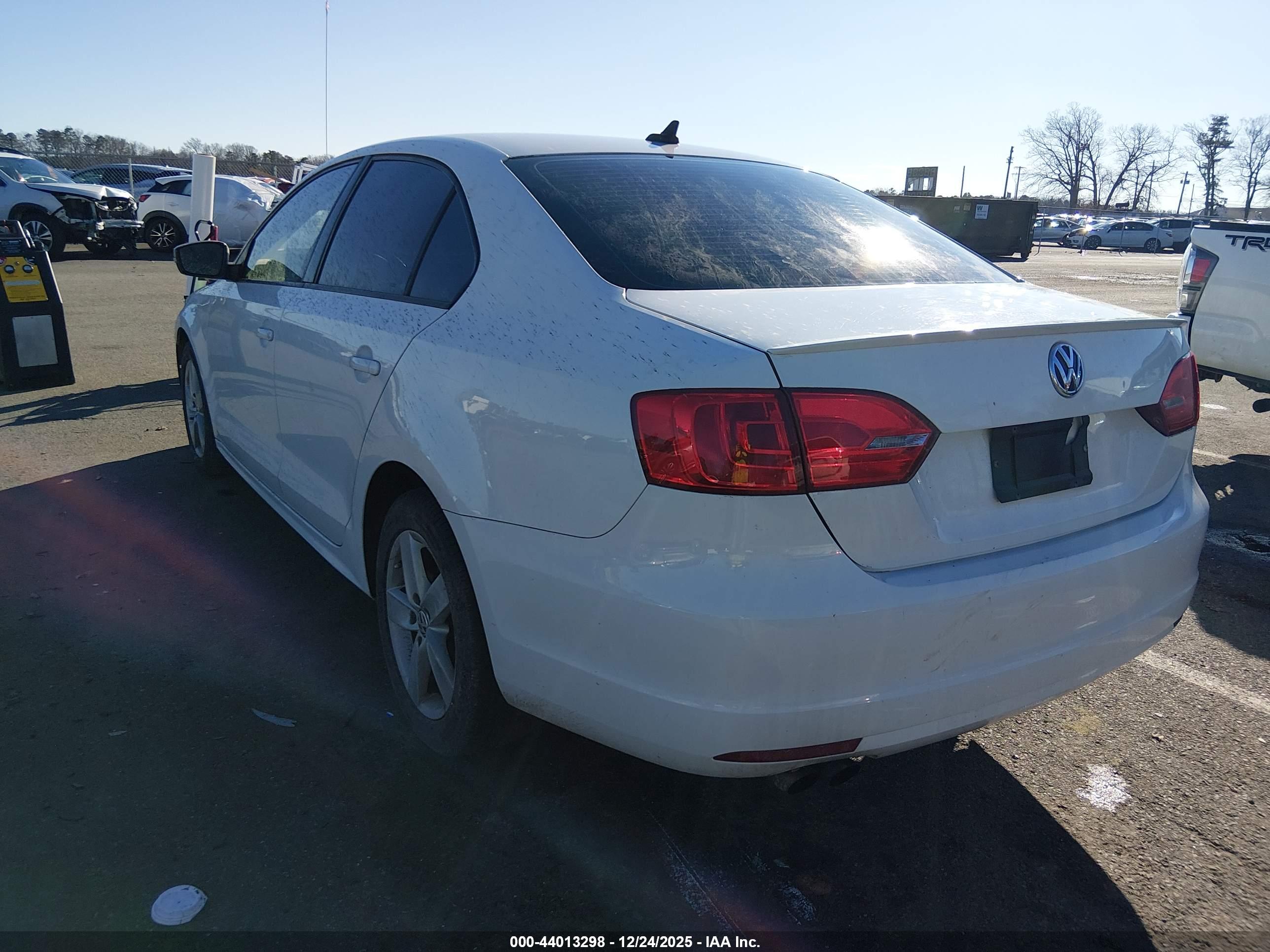 VOLKSWAGEN JETTA image 3