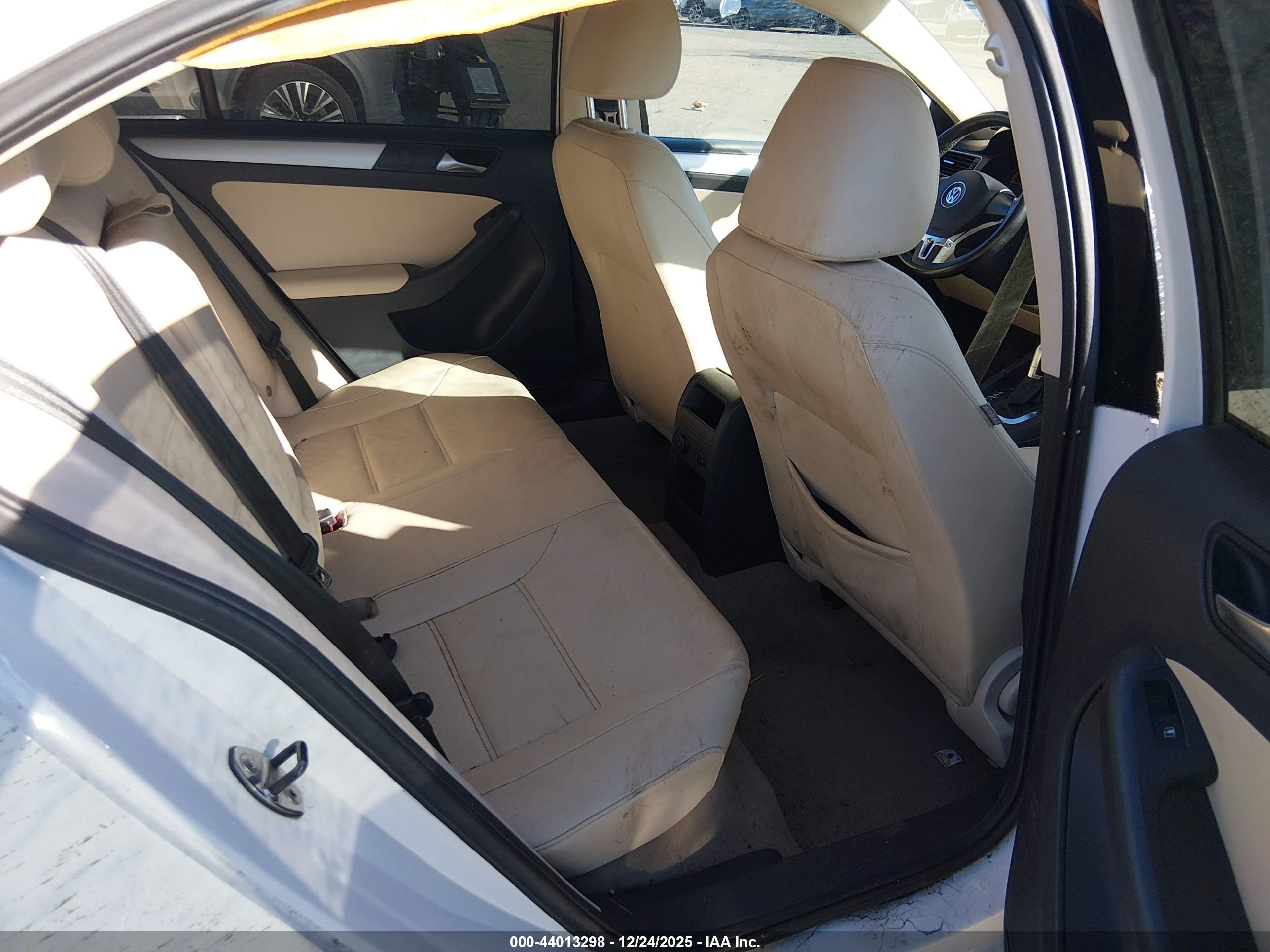 VOLKSWAGEN JETTA image 8