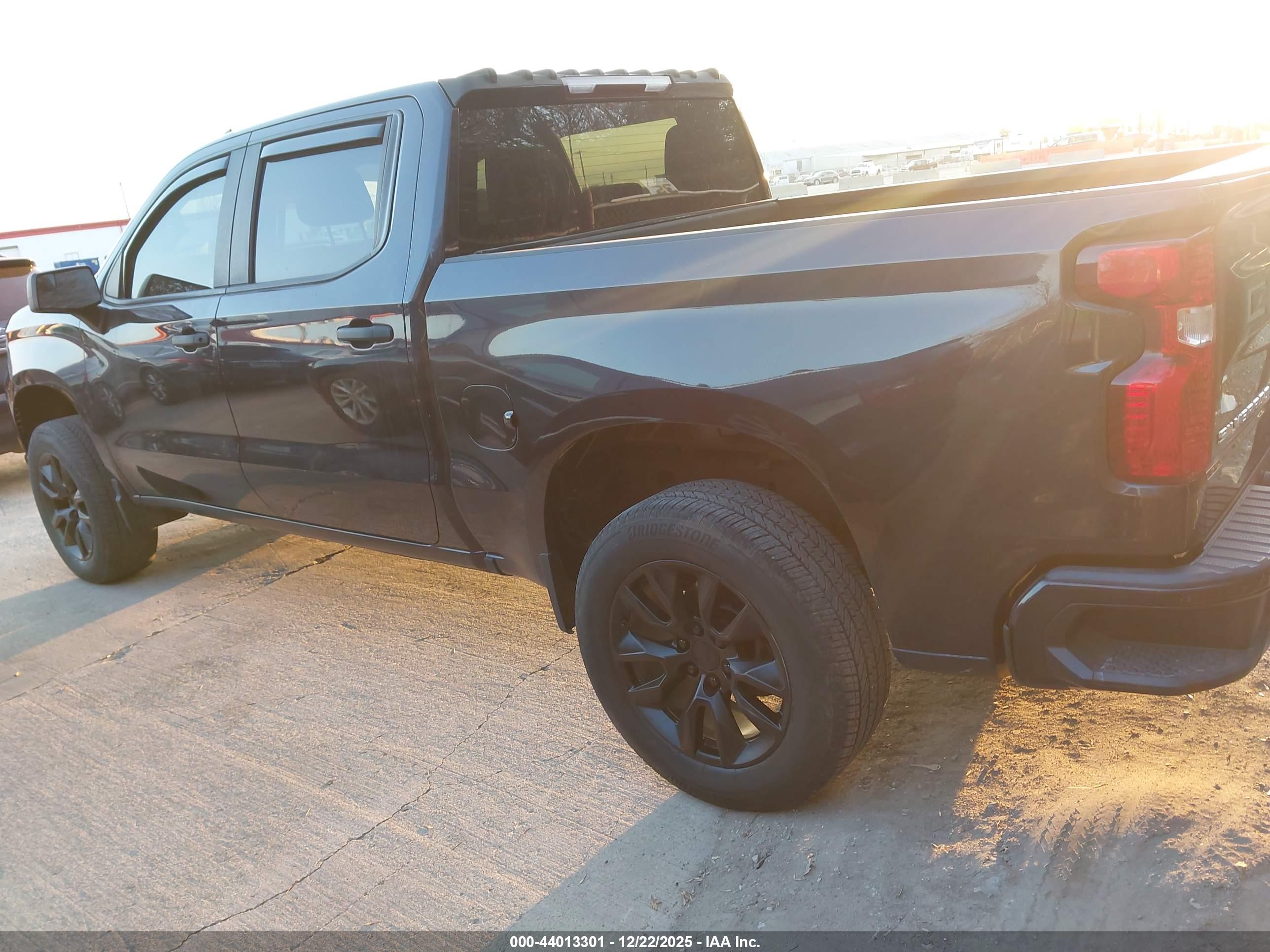CHEVROLET SILVERADO image 3