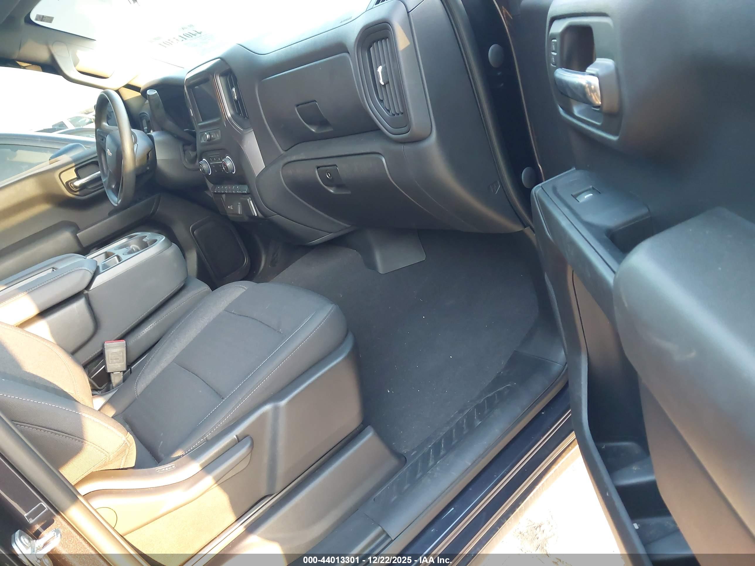 CHEVROLET SILVERADO image 5