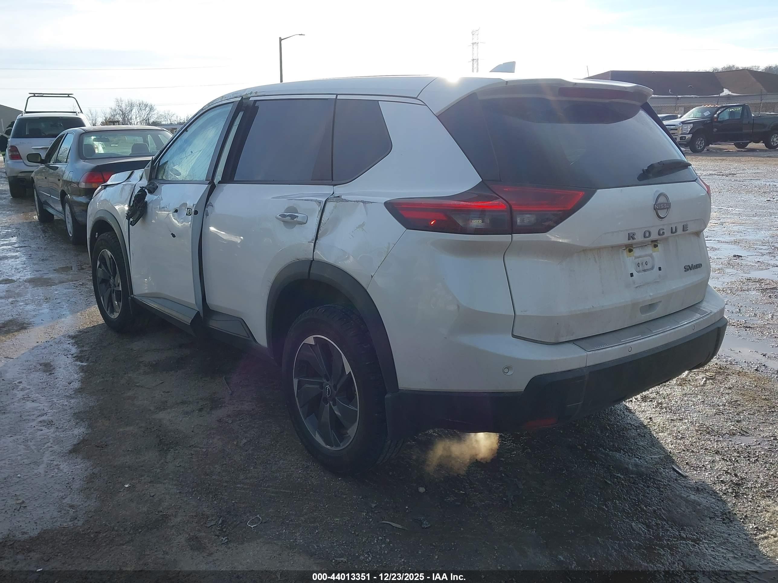 NISSAN ROGUE image 3