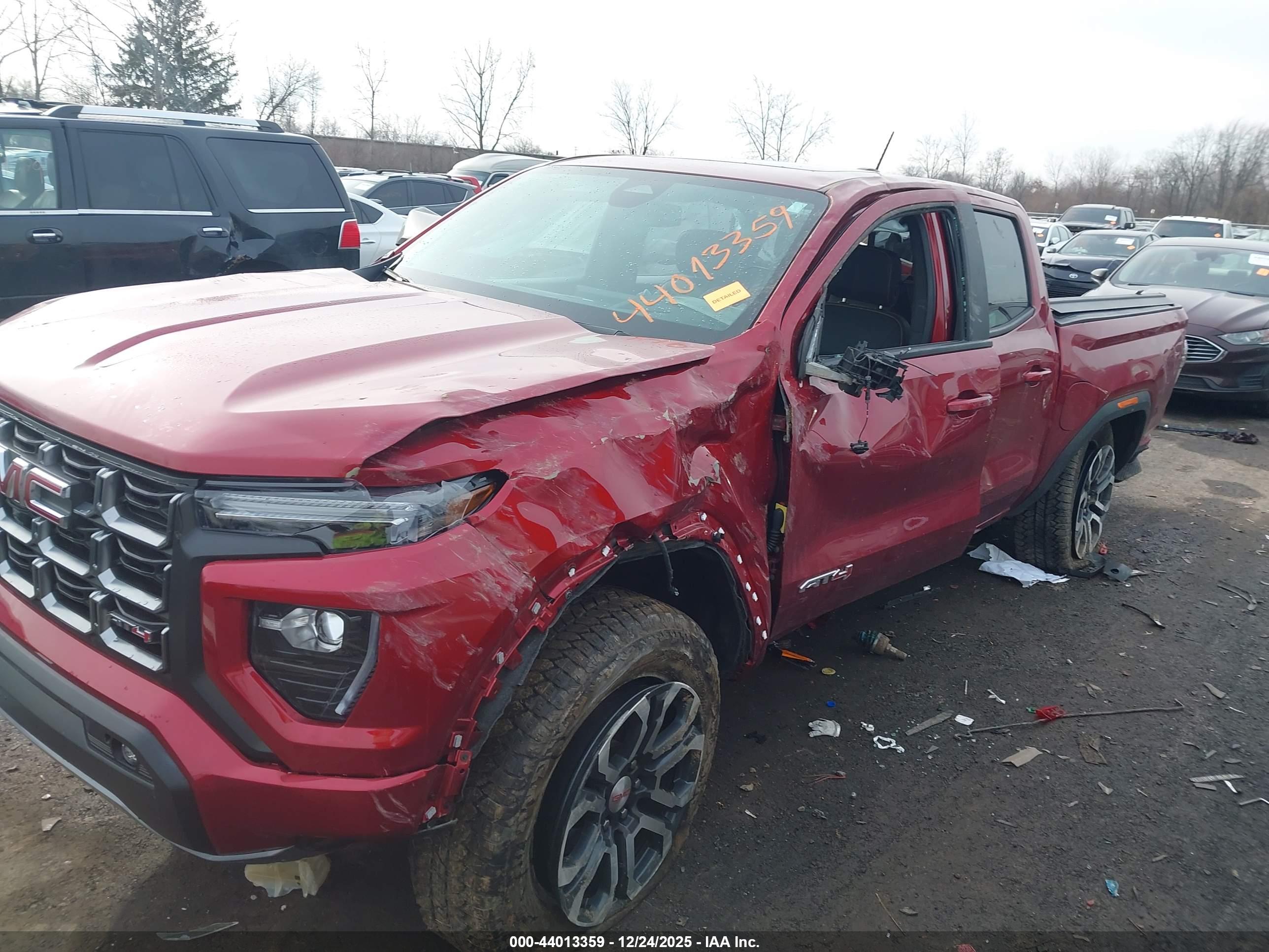 GMC CANYON image 2
