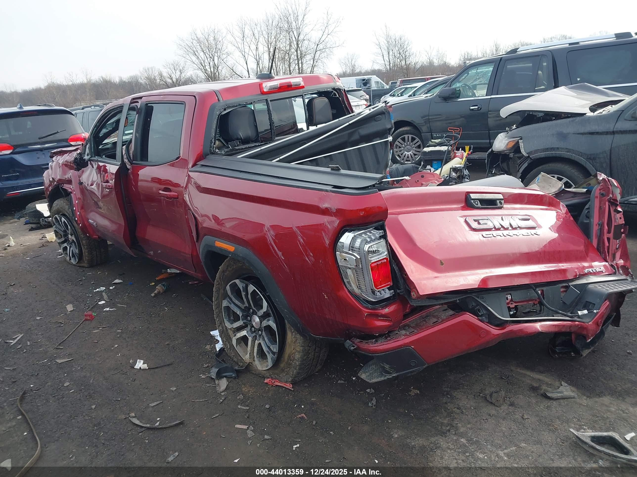 GMC CANYON image 3