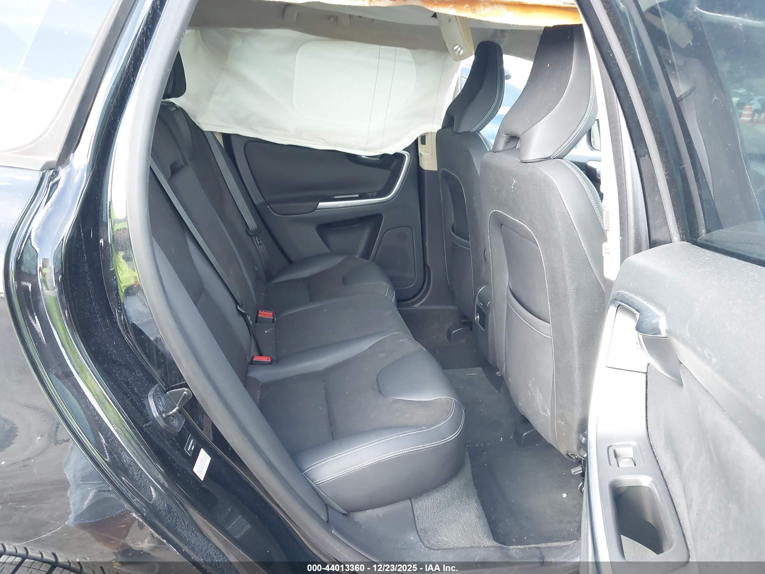 VOLVO XC60 image 8