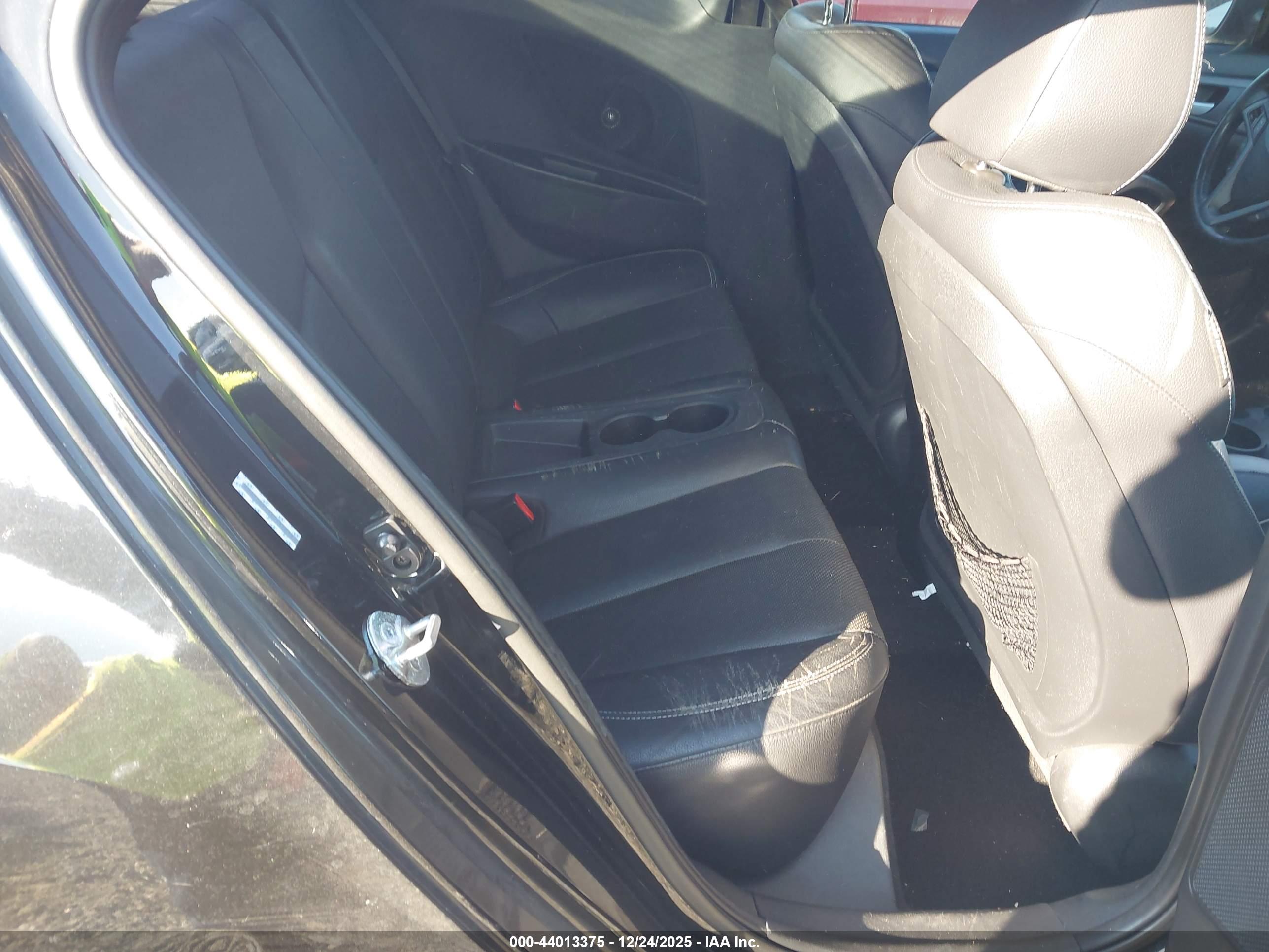 HYUNDAI VELOSTER image 8