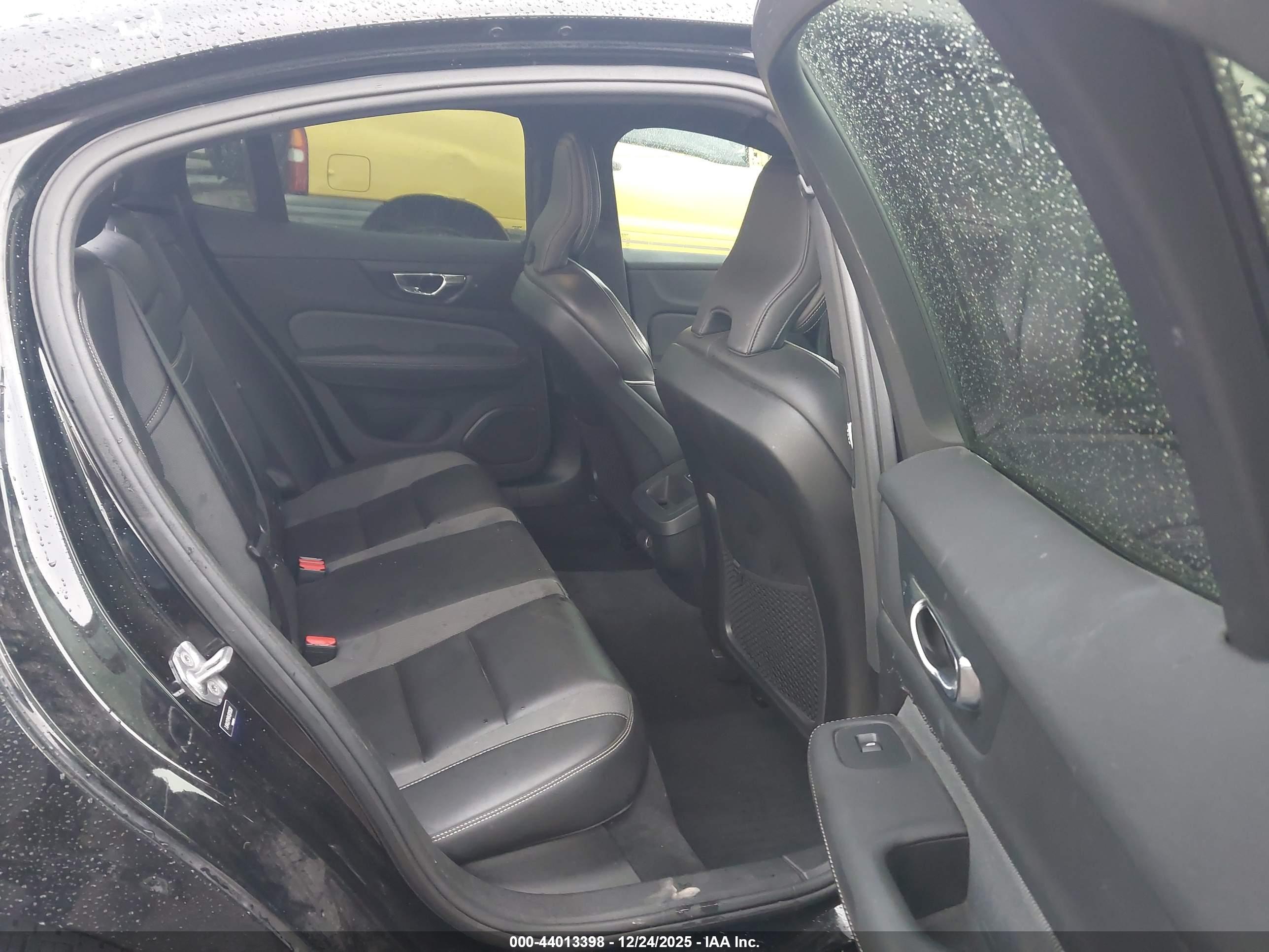 VOLVO S60 image 8