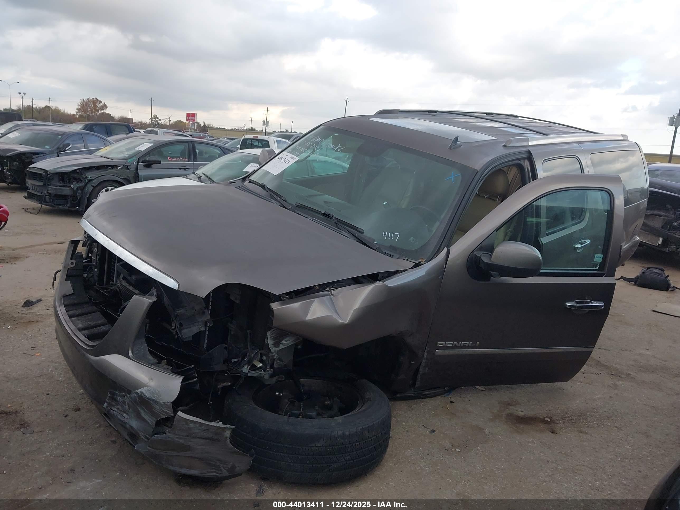 GMC YUKON image 2