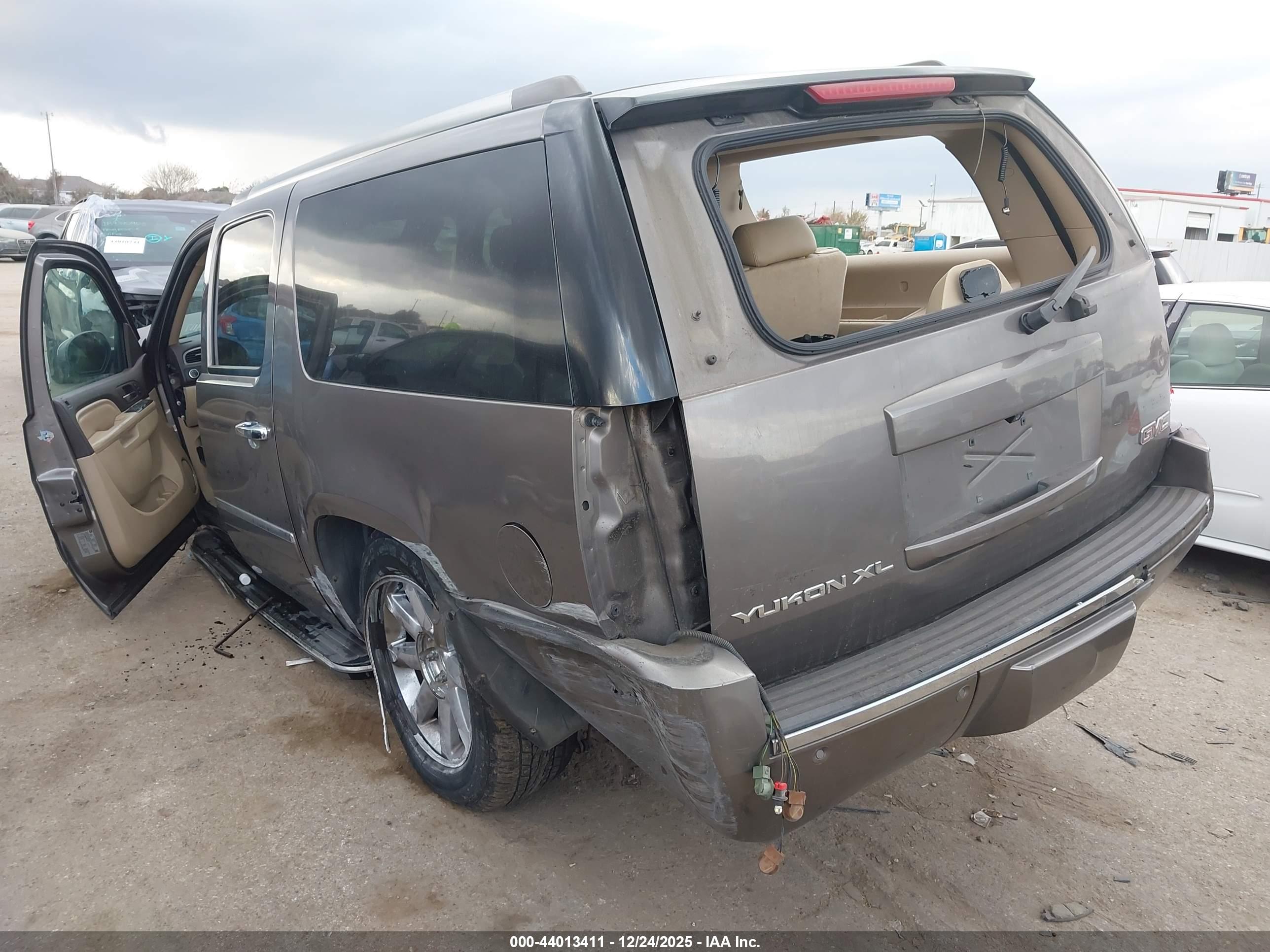 GMC YUKON image 3