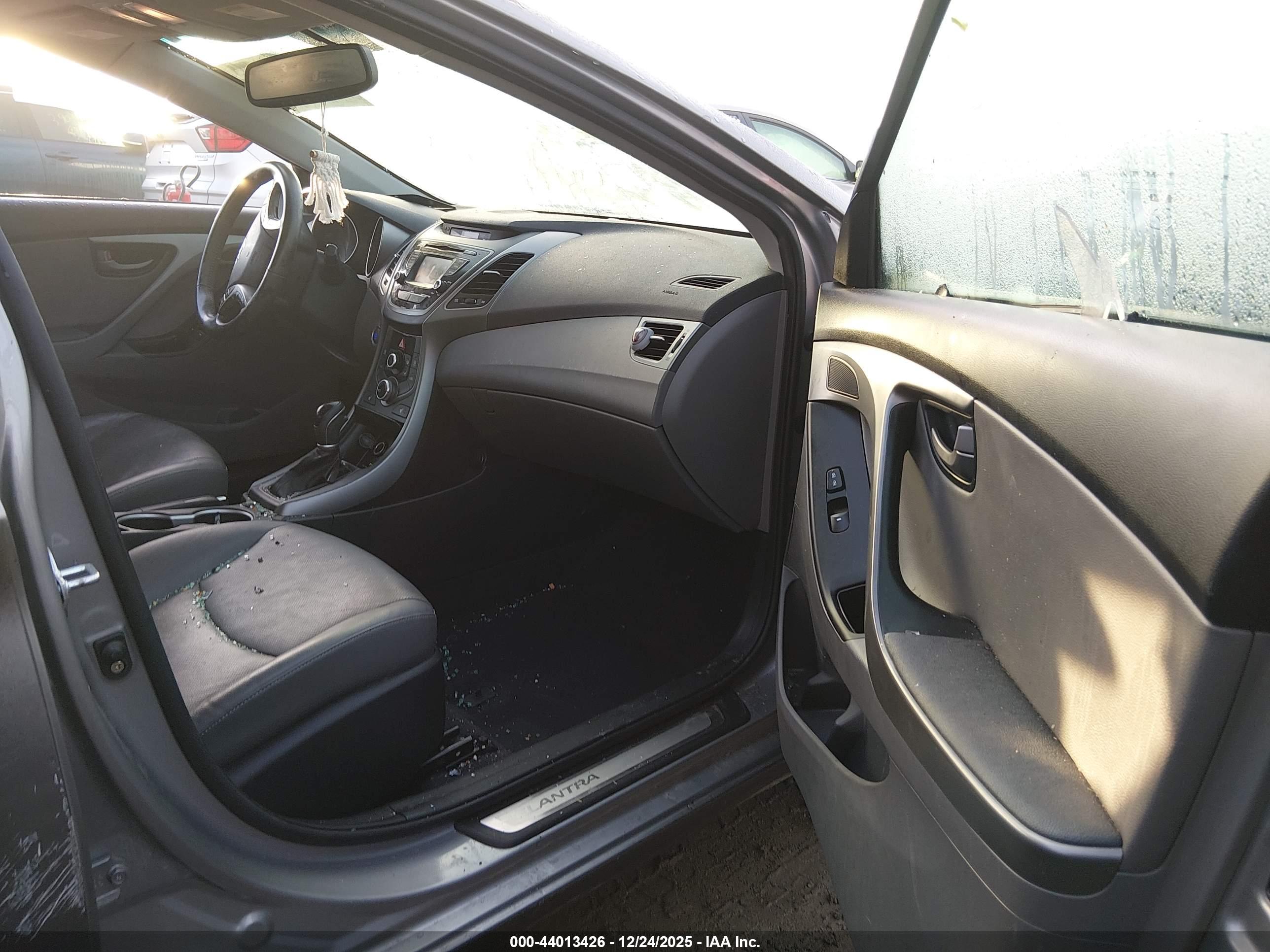 HYUNDAI ELANTRA image 5