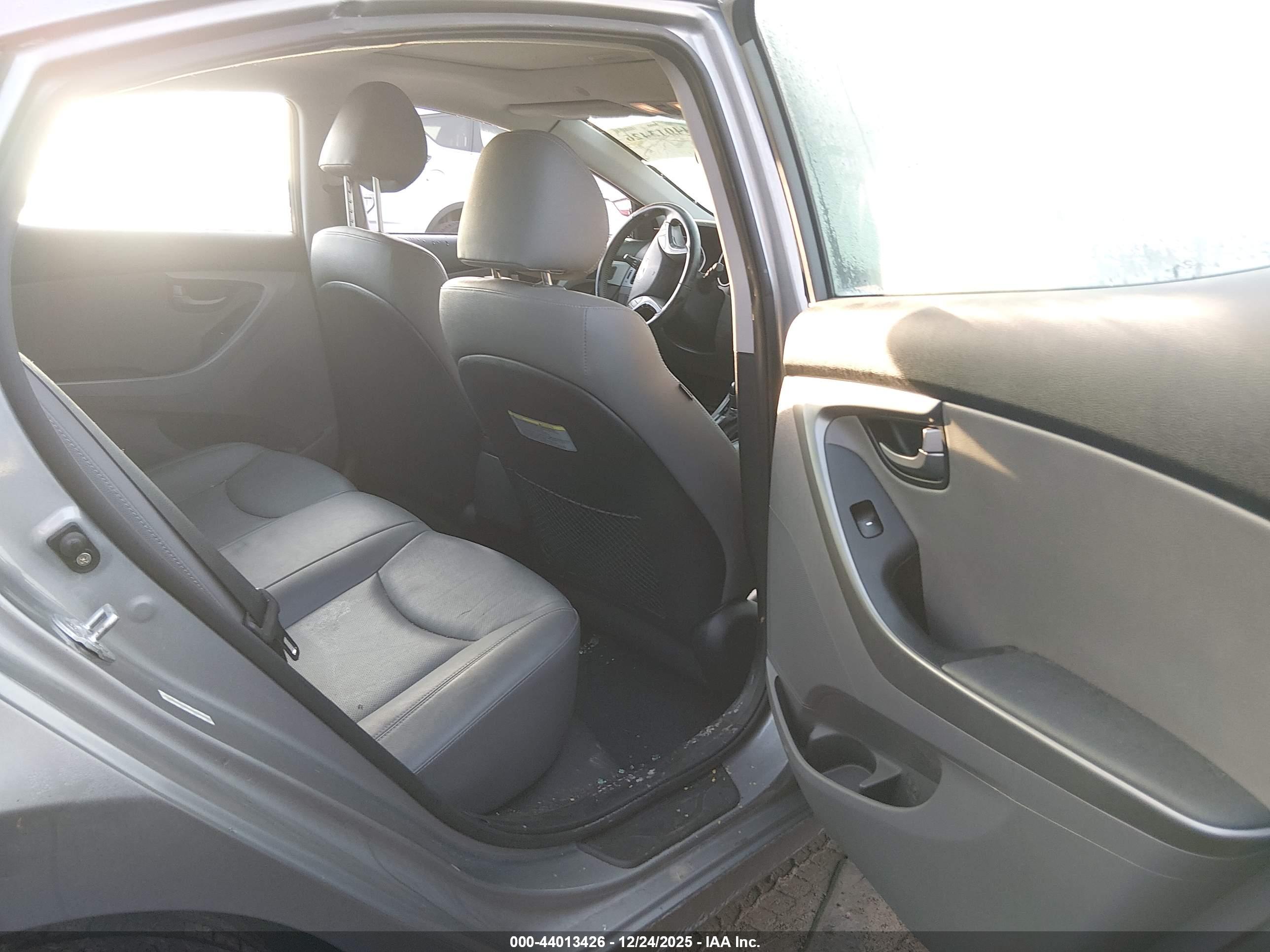 HYUNDAI ELANTRA image 8