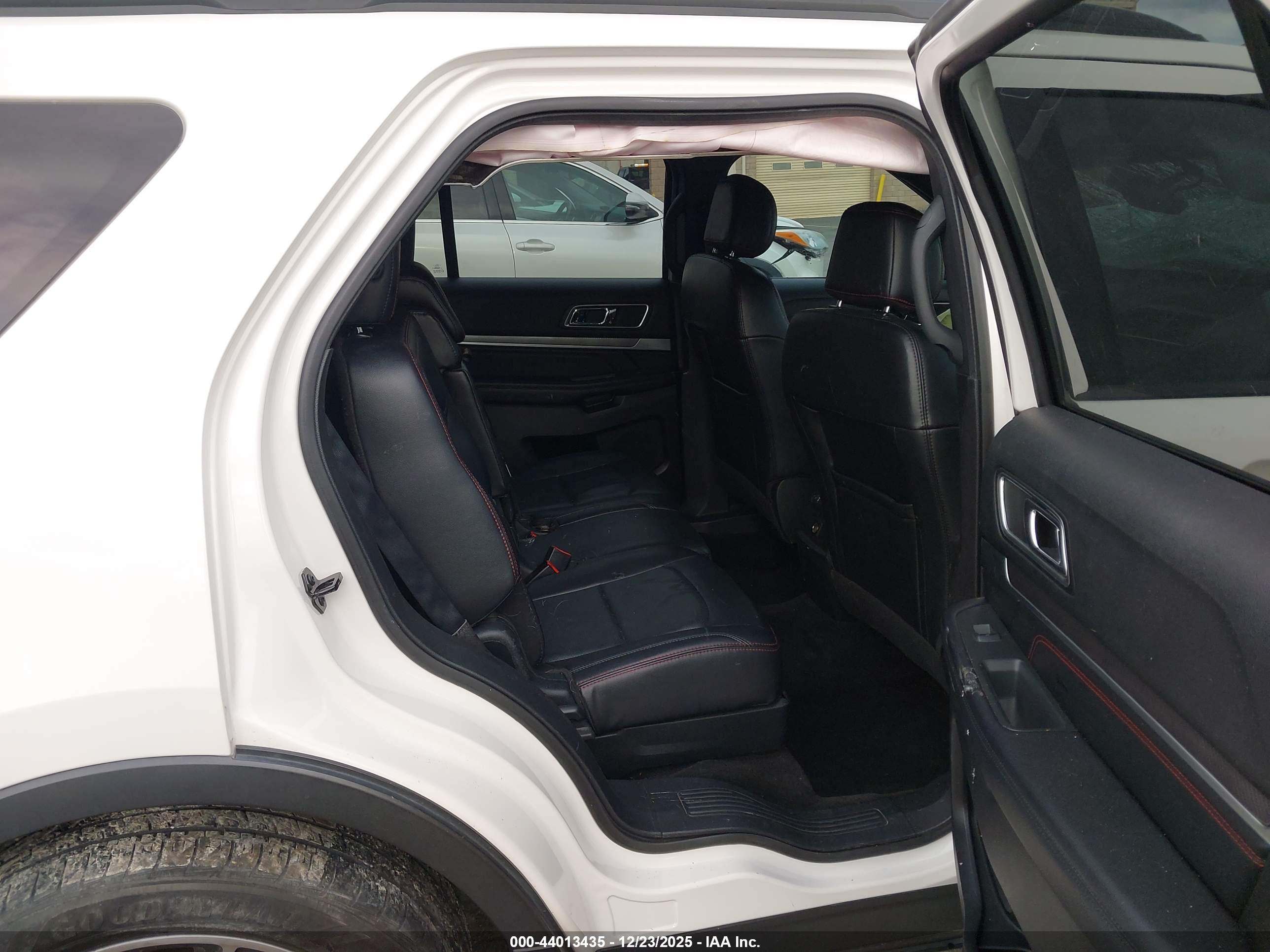 FORD EXPLORER image 8