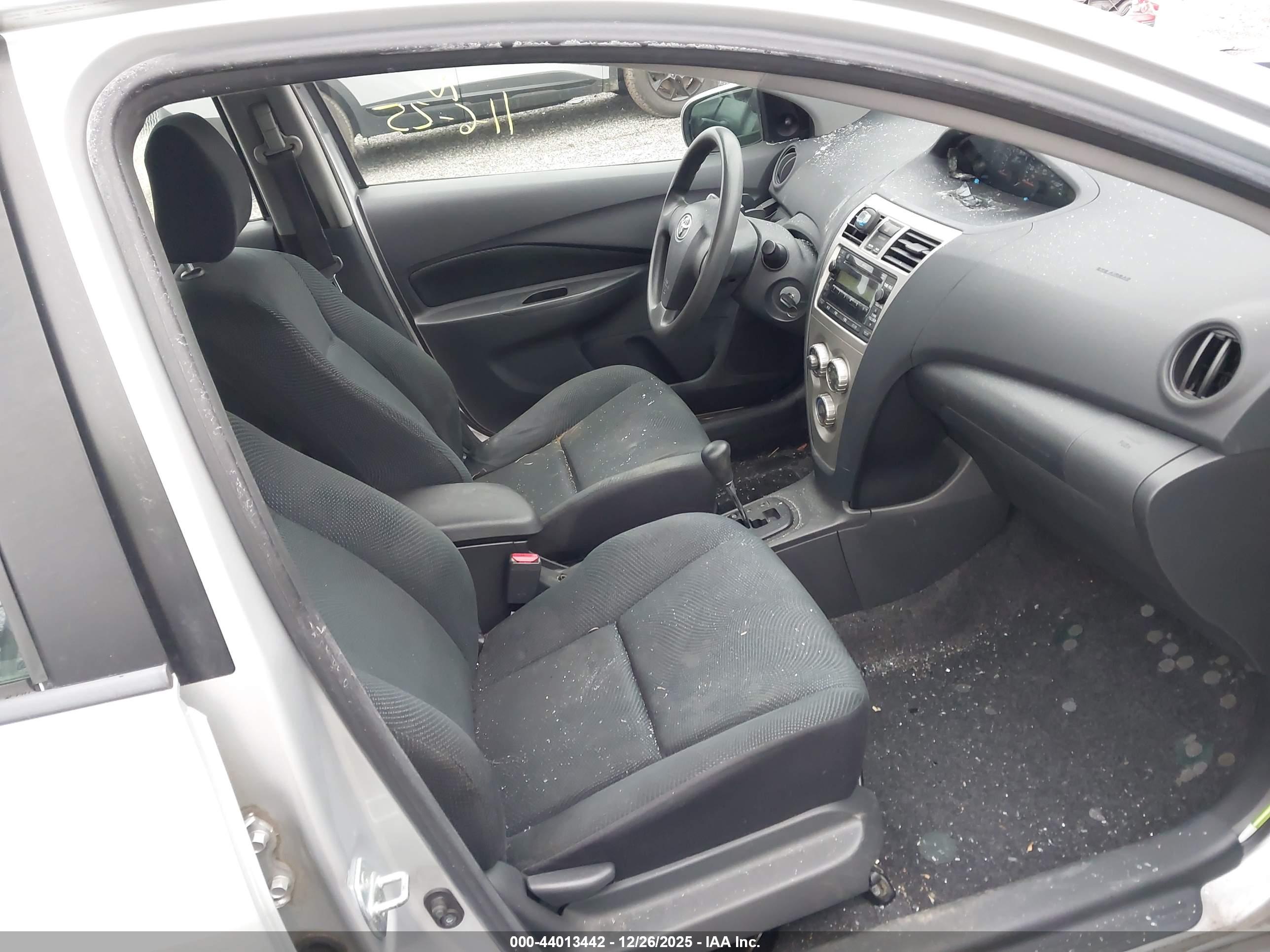 TOYOTA YARIS image 5